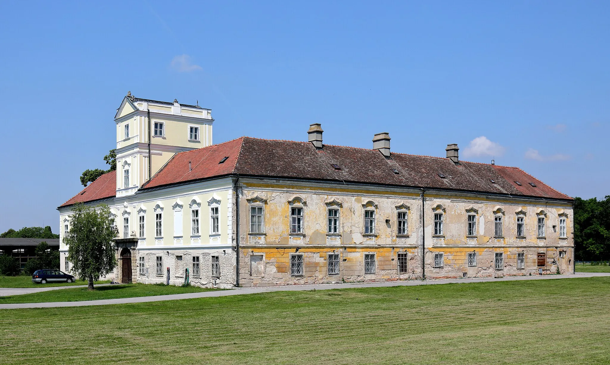 Photo showing: Südostansicht des Schloss Obersiebenbrunn in der niederösterreichischen Marktgemeinde Obersiebenbrunn. Ein Freiherr von Herberstein ließ in der 1. Hälfte es 16. Jahrhunderts den Vorgängerbau, ein Freihof, zu einem frühbarocken Schloss umbauen. Im 18. Jahrhundert wurde die Anlage umgebaut und erweitert. Seit 2001 ist das Schloss im Besitz der koptisch-orthodoxen Kirche, die darin das St. Antonius-Kloster betreibt.