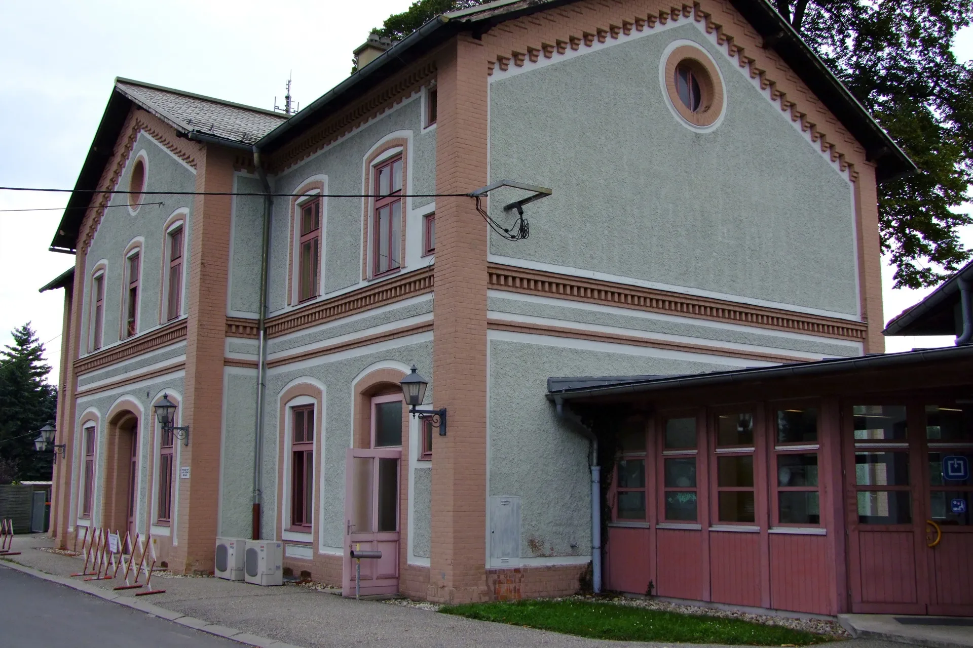 Photo showing: Aufnahmsgebäude Siebenbrunn-Leopoldsdorf