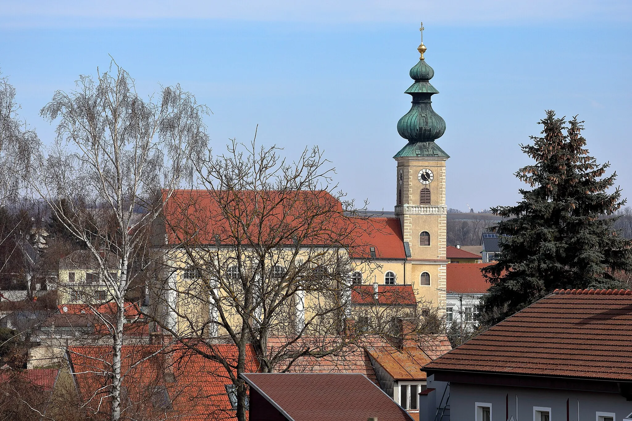 Photo showing: Südwestansicht der röm.-kath. Pfarrkirche hl. Georg in der niederösterreichischen Marktgemeinde Gaweinstal. Eine barocke Saalkirche mit eingezogenem Chor und Ostturm. Das Langhaus wurde Ende des 17. Jahrhunderts errichtet, der Chor und der Turm Anfang des 18. Jahrhunderts. Am 22. August 1704 brannte die Kirche bis auf die Grundmauern nieder. Bei der anschließenden Wiedererrichtung bzw. -instandsetzung erhielt sie ihre heutige Form.