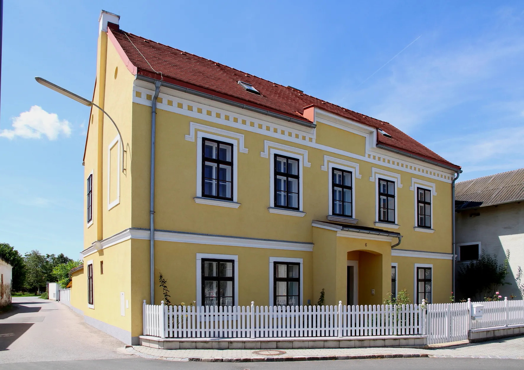 Photo showing: Die ehemalige Schule in der burgenländischen Gemeinde Leithaprodersdorf.