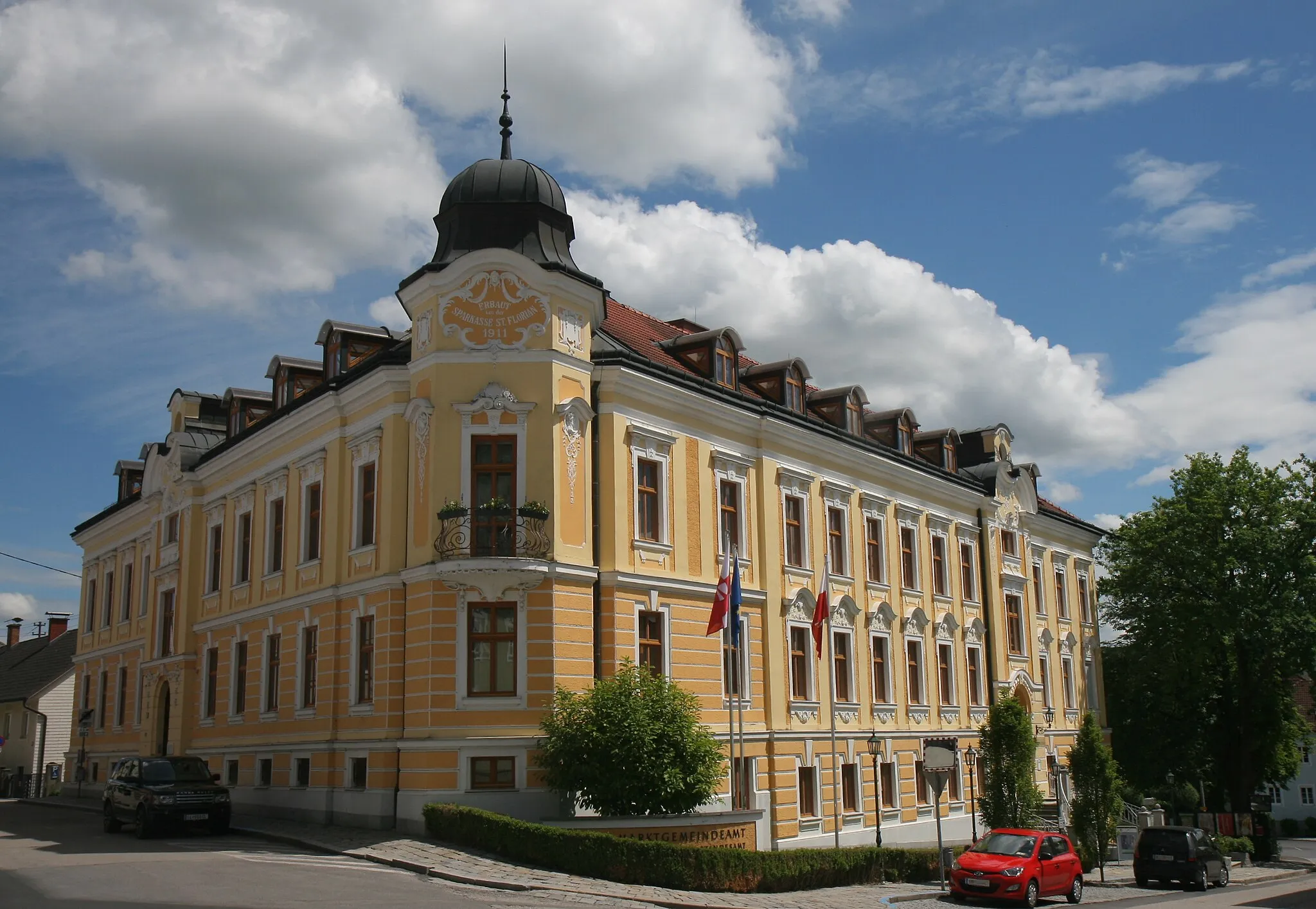 Photo showing: Rathaus (Marktgemeindeamt und Standesamt), Leopold-Kotzmann-Straße 1, St. Florian.