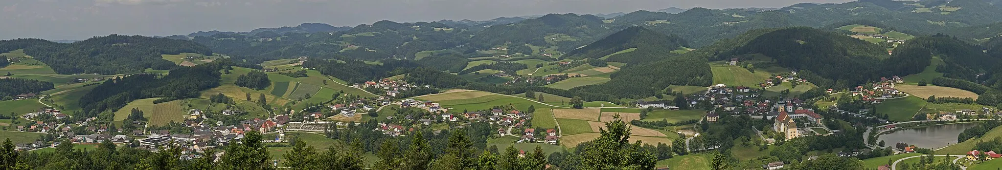 Photo showing: Blick vom Heimkehrerkreuz auf Waldhausen im Strudengau