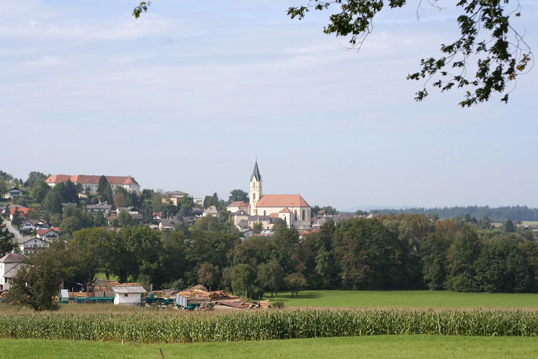 Photo showing: The church and school of de:Steinakirchen am Forst in Lower Austria, appro. loc see coord below

This media shows the protected monument with the number 20965 in Austria. (Commons, de, Wikidata)