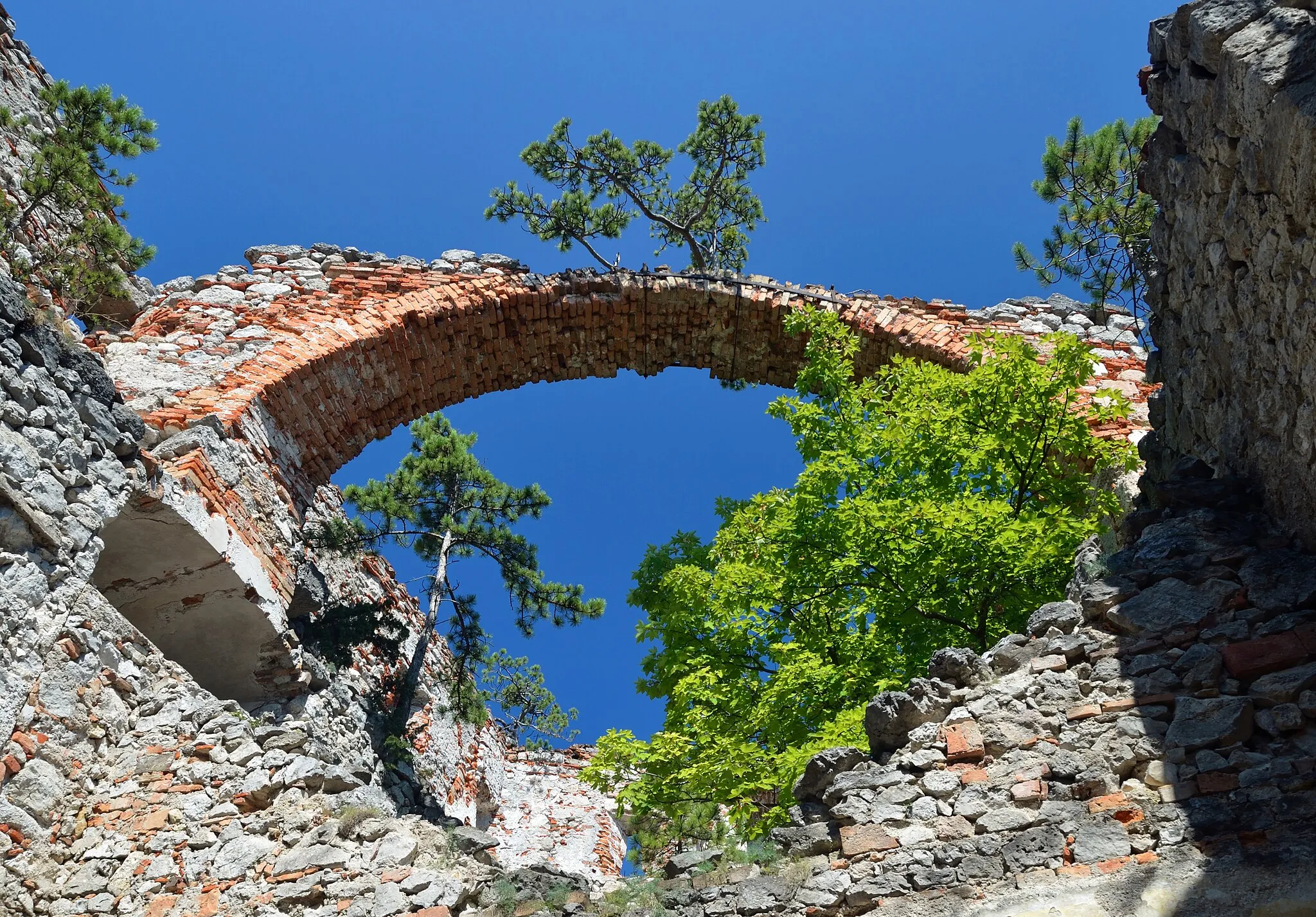 Photo showing: The ruins and the palace of Merkenstein at Gainfarn, municipality of Bad Vöslau, Lower Austria, are protected as a cultural heritage monument.