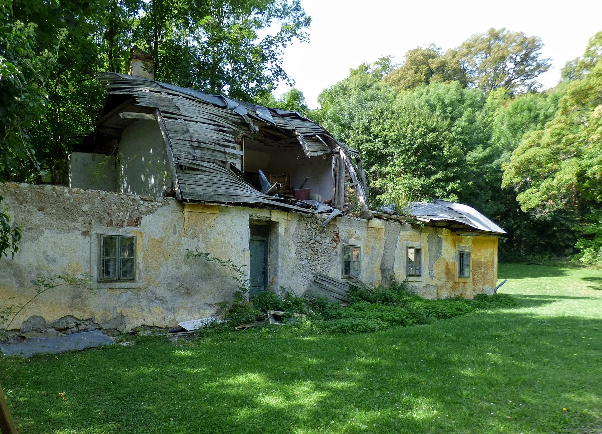 Photo showing: Nebengebäude bei Schloss Merkenstein (Gemeinde Bad Vöslau, Niederösterreich)