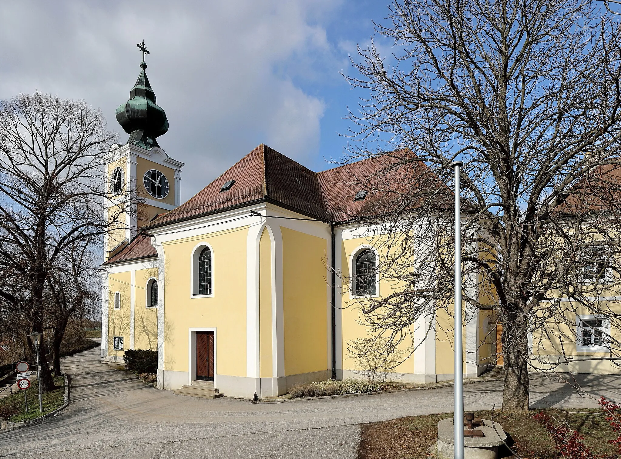 Photo showing: Die röm.-kath. Pfarrkirche hl. Leopold in Götzendorf, ein Ortsteil der niederösterreichischen Gemeinde Velm-Götzendorf. Die weithin sichtbare barocke Kirche wurde von 1766 bis 1772 errichtet und 1824 erweitert.