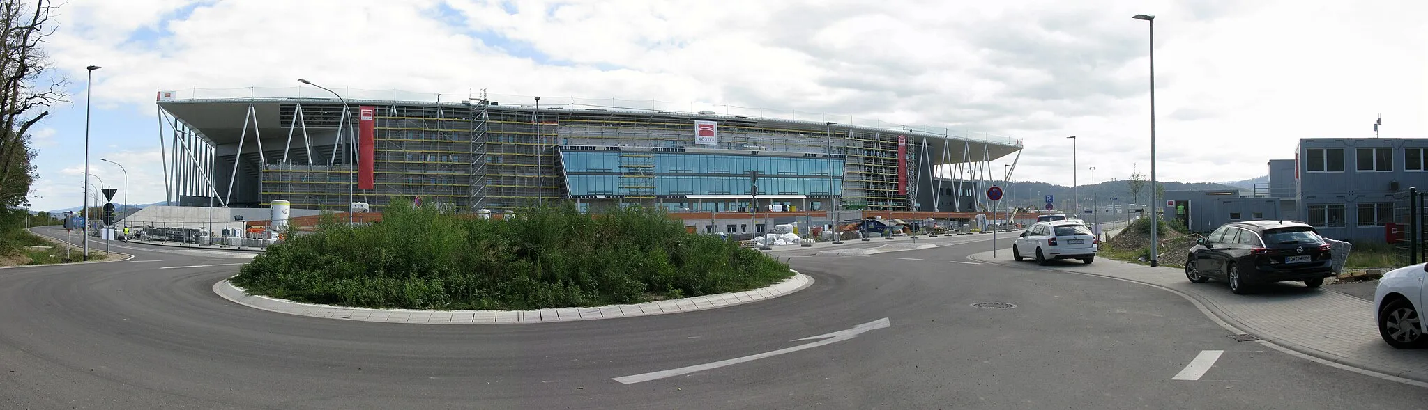 Photo showing: Neubau eines Fußballstadions für den Sportclub Freiburg, im Vordergrund die Achim-Stocker-Straße mit Kreisverkehr