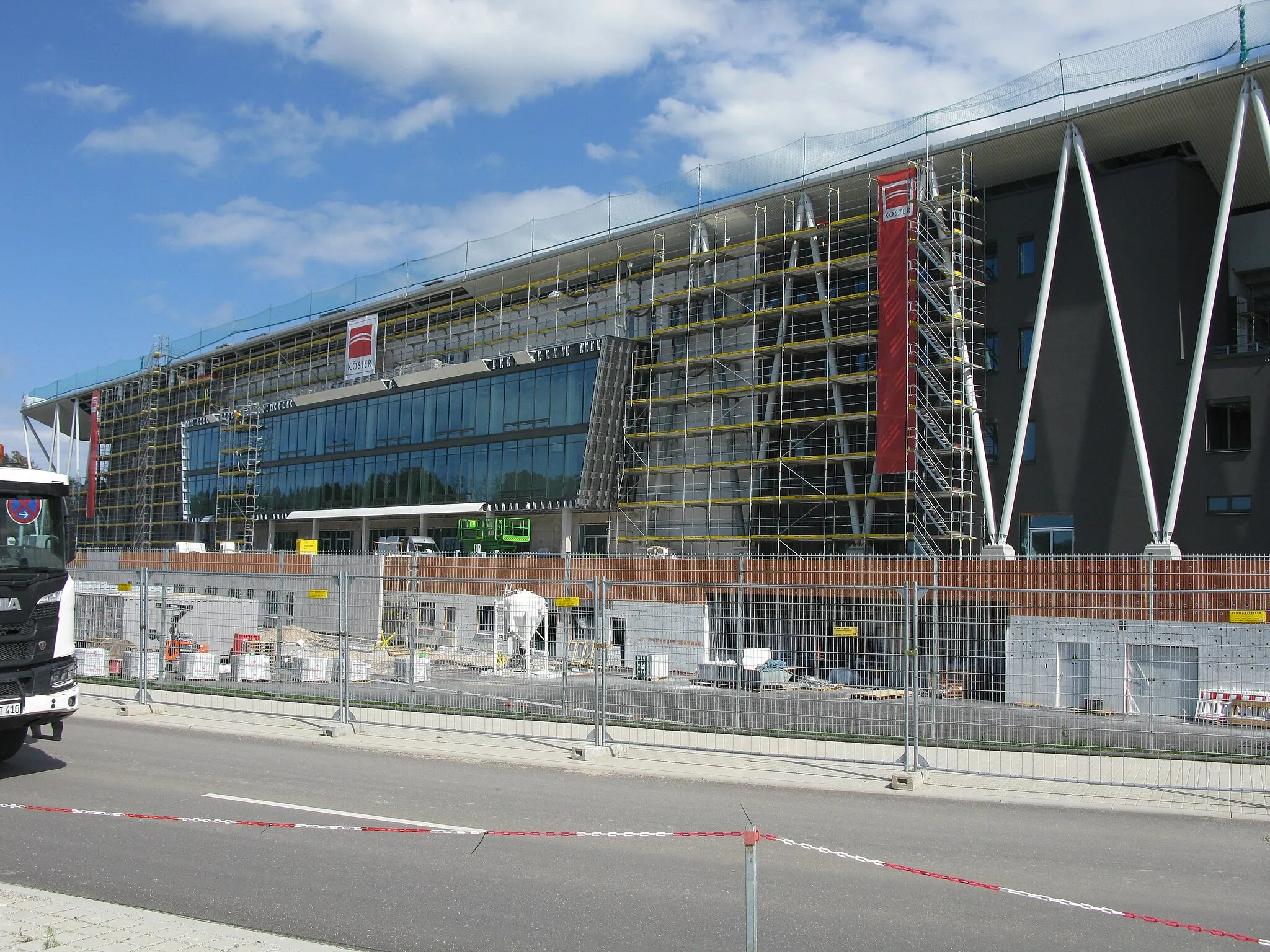 Photo showing: Neubau eines Fußballstadions für den Sportclub Freiburg, im Vordergrund die Achim-Stocker-Straße