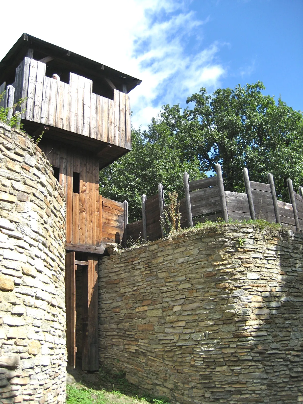 Photo showing: Recontructed Slavic gatehouse- exterior view. Slavic and Late Bronze Age Urnfield site to the west of the river Kamp and Gars am Kamp. This site, excavated in the 1980s by Vienna University, is an extension of the Greater Moravian Empire into what was to become Austria in the 7th and 8th centuries. Some of the banks (“Schanzberg”) on the site are Late Bronze Age (1050-800 BC) and seem to have been incoporated into the later defences. The gatehouse of the Slavic settlement and its box Ramparts have been reconstructed.