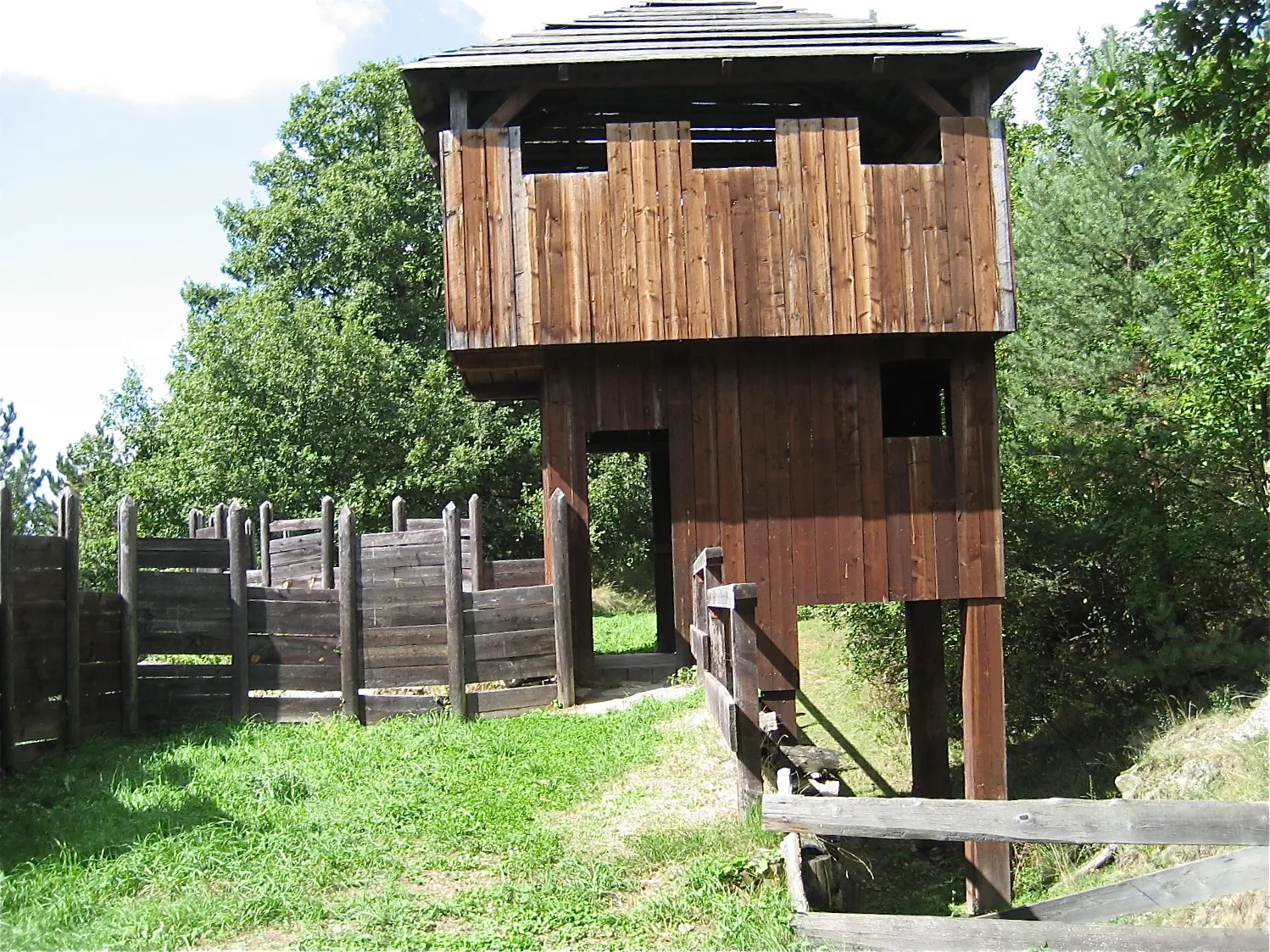 Photo showing: Rear view of gatehouse. Slavic and Late Bronze Age Urnfield site to the west of the river Kamp and Gars am Kamp. This site, excavated in the 1980s by Vienna University, is an extension of the Greater Moravian Empire into what was to become Austria in the 7th and 8th centuries. Some of the banks (“Schanzberg”) on the site are Late Bronze Age (1050-800 BC) and seem to have been incoporated into the later defences. The gatehouse of the Slavic settlement and its box Ramparts have been reconstructed.