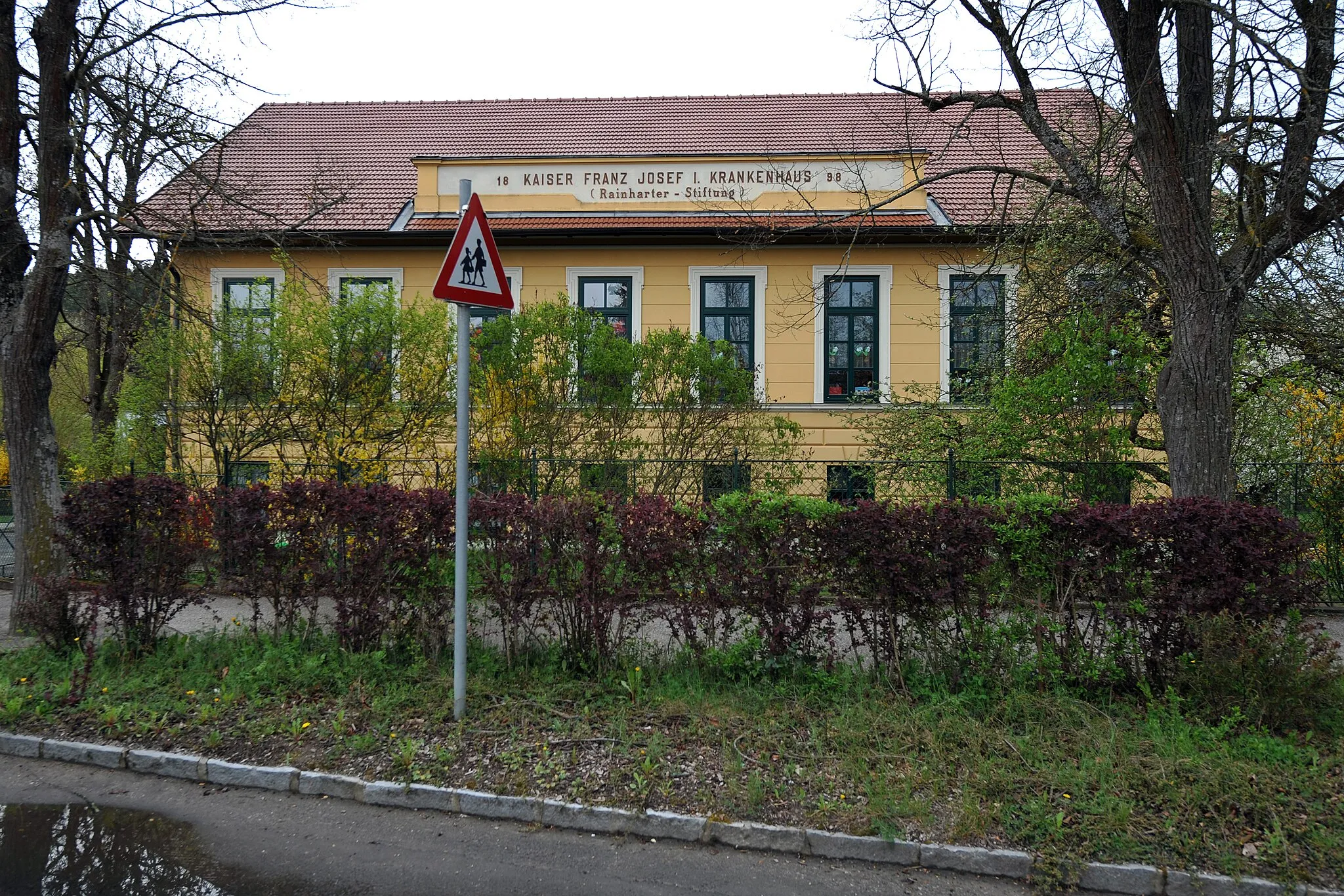 Photo showing: Kindergarten, ehem. Kaiser-Franz-Josef-Krankenhaus

This media shows the protected monument with the number 53758 in Austria. (Commons, de, Wikidata)