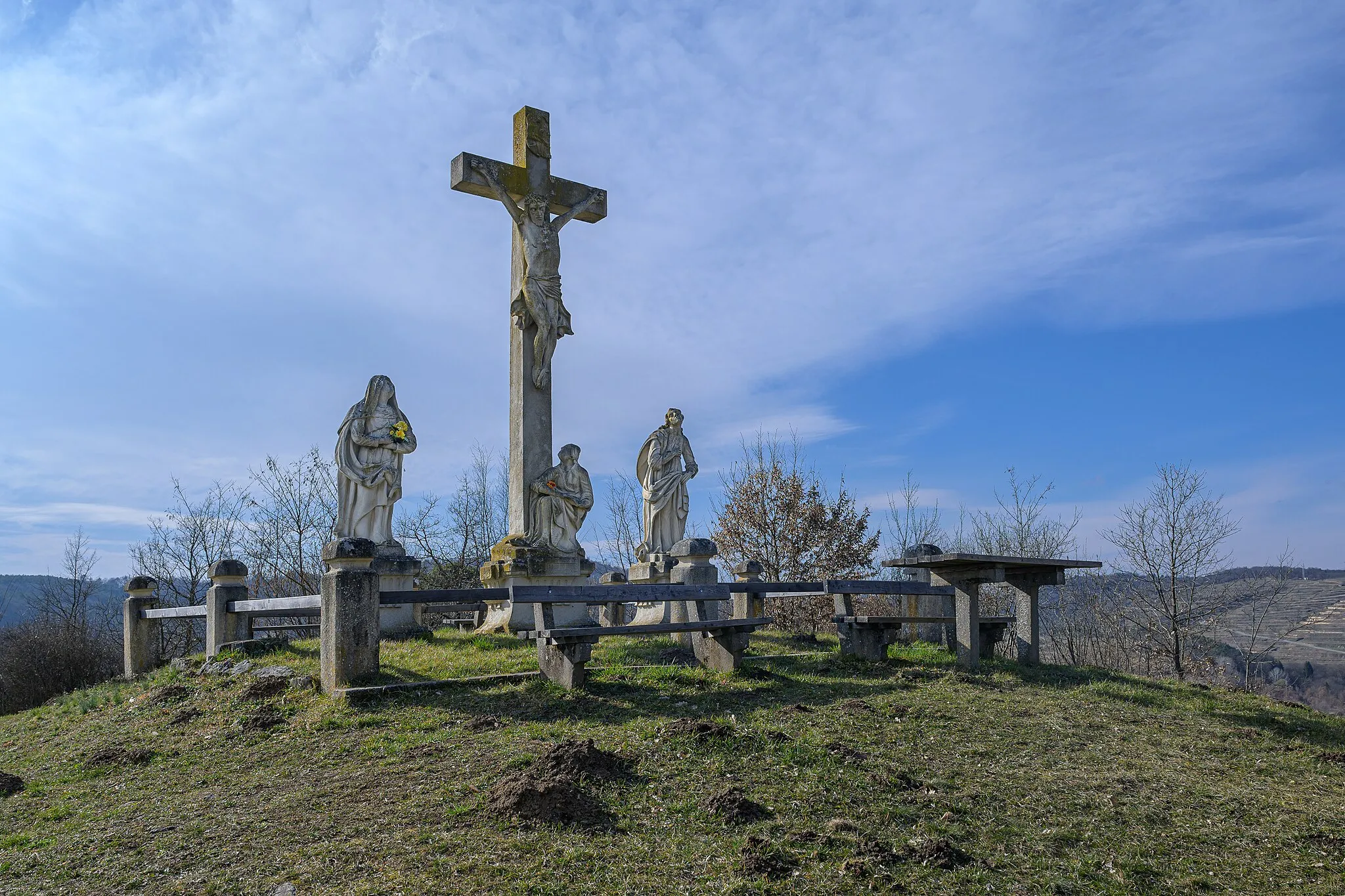 Photo showing: Crucifixion group at Calvary by Stiefern and Schönberg. There are a total of 14 stations on Calvary from the last third of the 18th century, as well as a crucifixion group from 1782. The Stiefen and Schönberger Ways of the Cross share the last three stations.
