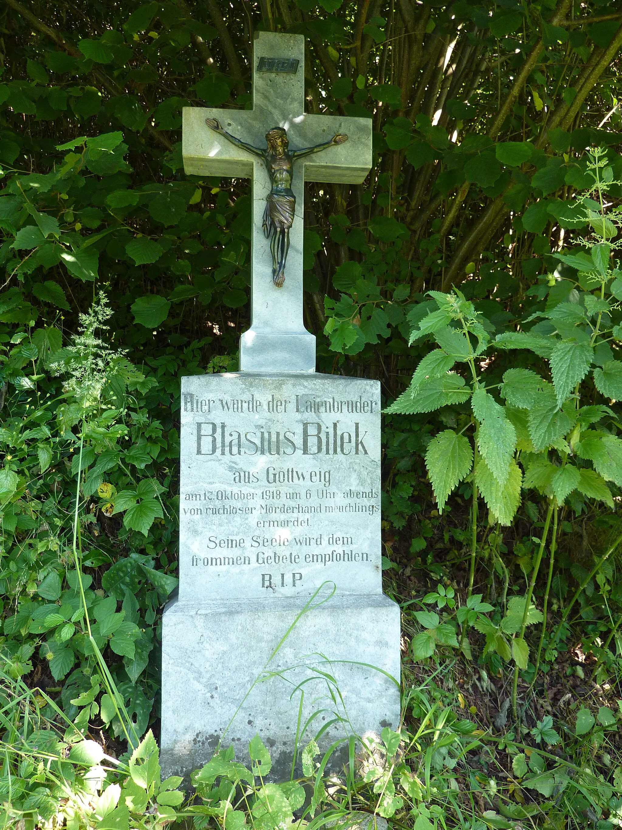 Photo showing: Blasius-Bilek-Kreuz, Gedenkkreuz für Bruder Blasius Bilek (ermordet 17. Oktober1918) beim Gerinne des Mühlbaches der Hörfarther Mühle in Hörfarth, Paudorf, Niederösterreich
