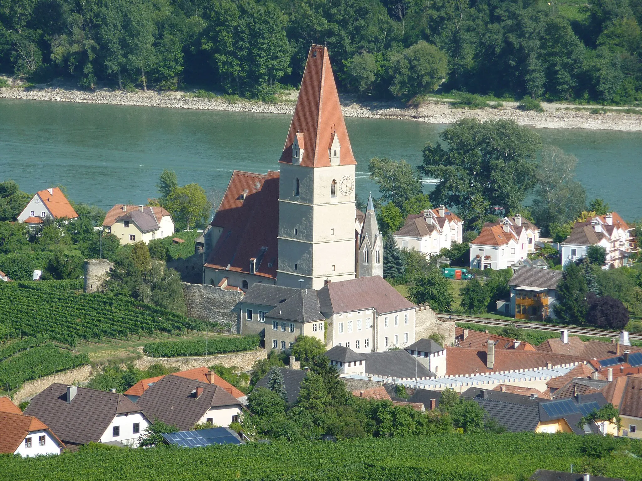 Photo showing: Weißenkirchen in der Wachau, Niederösterreich: Pfarrkirche, westlich anschließend die Volksschule und der Teisenhoferhof mit seinen beiden denkmalgeschützten Teilen (mit flach gedeckten Türmchen, zinnengekrönter Mauer);
Aufnahme vom Bildstock Vorderseiber nordwestlich hoch über dem Ort

This media shows the protected monument with the number 46080 in Austria. (Commons, de, Wikidata)

This media shows the protected monument with the number 46078 in Austria. (Commons, de, Wikidata)

This media shows the protected monument with the number 33929 in Austria. (Commons, de, Wikidata)

This media shows the protected monument with the number 33930 in Austria. (Commons, de, Wikidata)