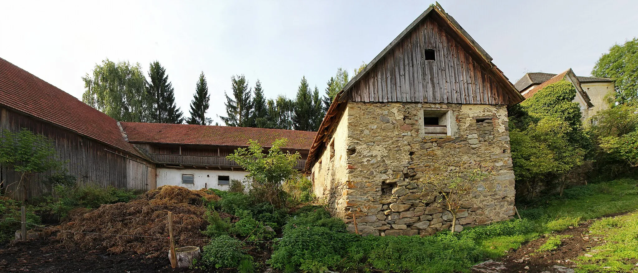 Photo showing: Der Kälberhof erscheint im Jahre 1636 in einer Gutsbeschreibung des Melchior von Lindegg mit der Bemerkung: „Gehörte früher zur Herrschaft Grafenwörth.“ 1678 verkauften die weiblichen Erben Melchiors von Lindegg die Herrschaft Weißenberg mit dem Kälberhof an den Grafen Konrad Balthasar von Starhemberg, dessen Familie sie bis 1819 innehatte. Danach war sie im Besitz der Habsburger.