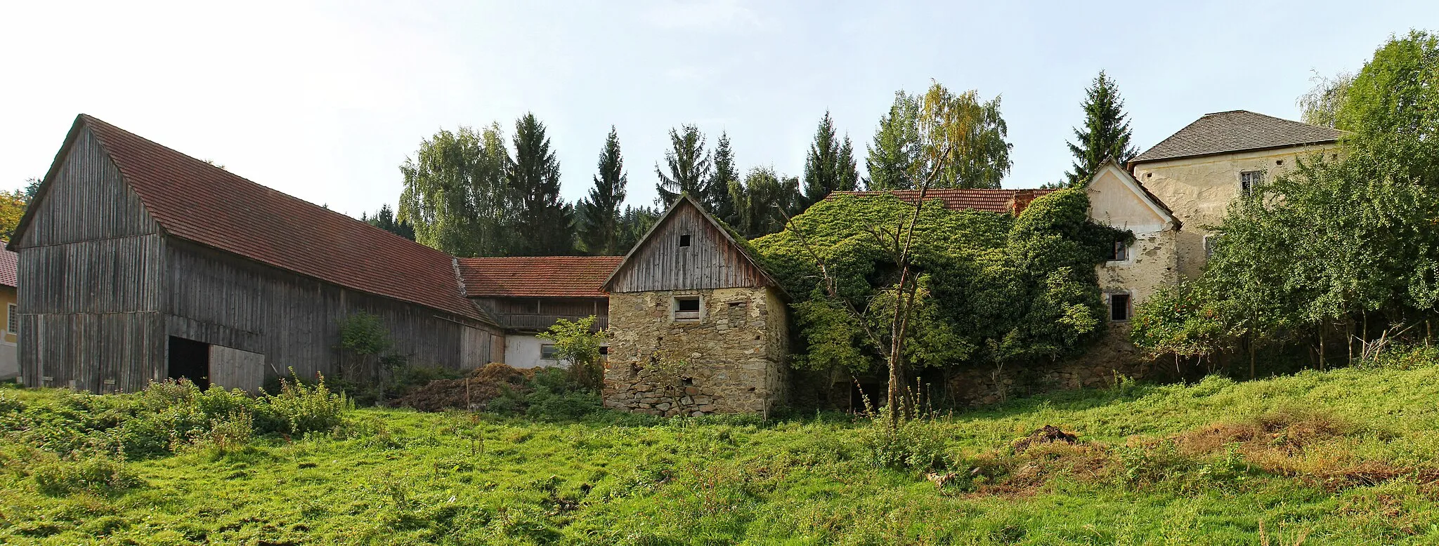 Photo showing: Der Kälberhof erscheint im Jahre 1636 in einer Gutsbeschreibung des Melchior von Lindegg mit der Bemerkung: „Gehörte früher zur Herrschaft Grafenwörth.“ 1678 verkauften die weiblichen Erben Melchiors von Lindegg die Herrschaft Weißenberg mit dem Kälberhof an den Grafen Konrad Balthasar von Starhemberg, dessen Familie sie bis 1819 innehatte. Danach war sie im Besitz der Habsburger.