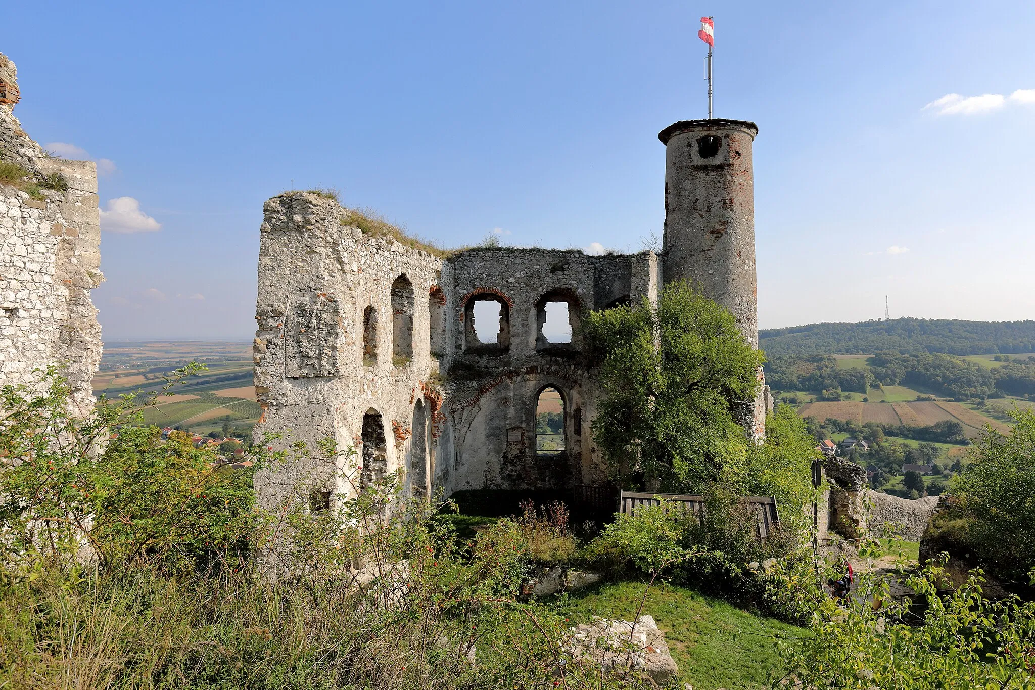 Photo showing: Der Rest des Palas der Burg Falkenstein in der niederösterreichischen Marktgemeinde Falkenstein mit dem Kapellenturm sowie rechts davon der Rest des ursprünglichen Burgtores. Der Palas wurde in der 2. Ausbaustufe errichtet und wurde auf einem künstlichen, abgestemmten Felsenplateau vor der ältesten Ringmauer errichtet. Der Kapellenturm dürfte in Ergänzung zur Kapelle als Glockenturm im 16. bzw. 17. Jahrhundert entstanden sein.