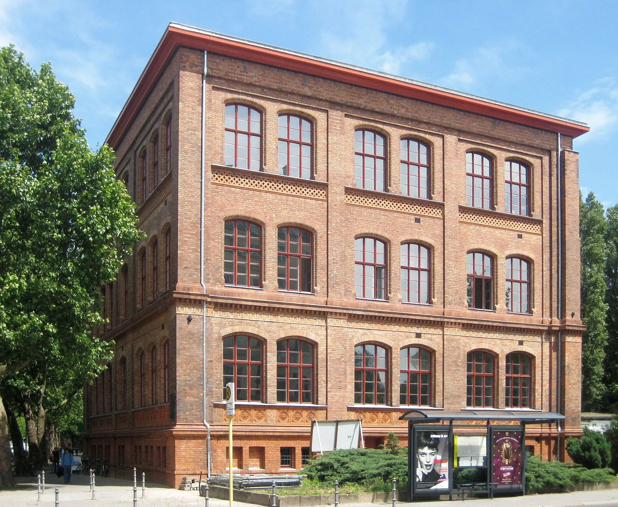 Photo showing: The former Köllnisches Gymnasium (=secondary school) at Wallstraße 42-48, built 1865 by Adolf Gerstenberg, as seen from the corner of Wallstraße and Inselstraße. It used to be a school building with three wings along Inselstraße. After destruction in WWII, only the northern wing along Wallstraße as well as the principal's building, added in 1868 on the same street, are preserved. The buildings are used today by the Music School Fanny Hensel. They have been desiganted as a historic landmark.