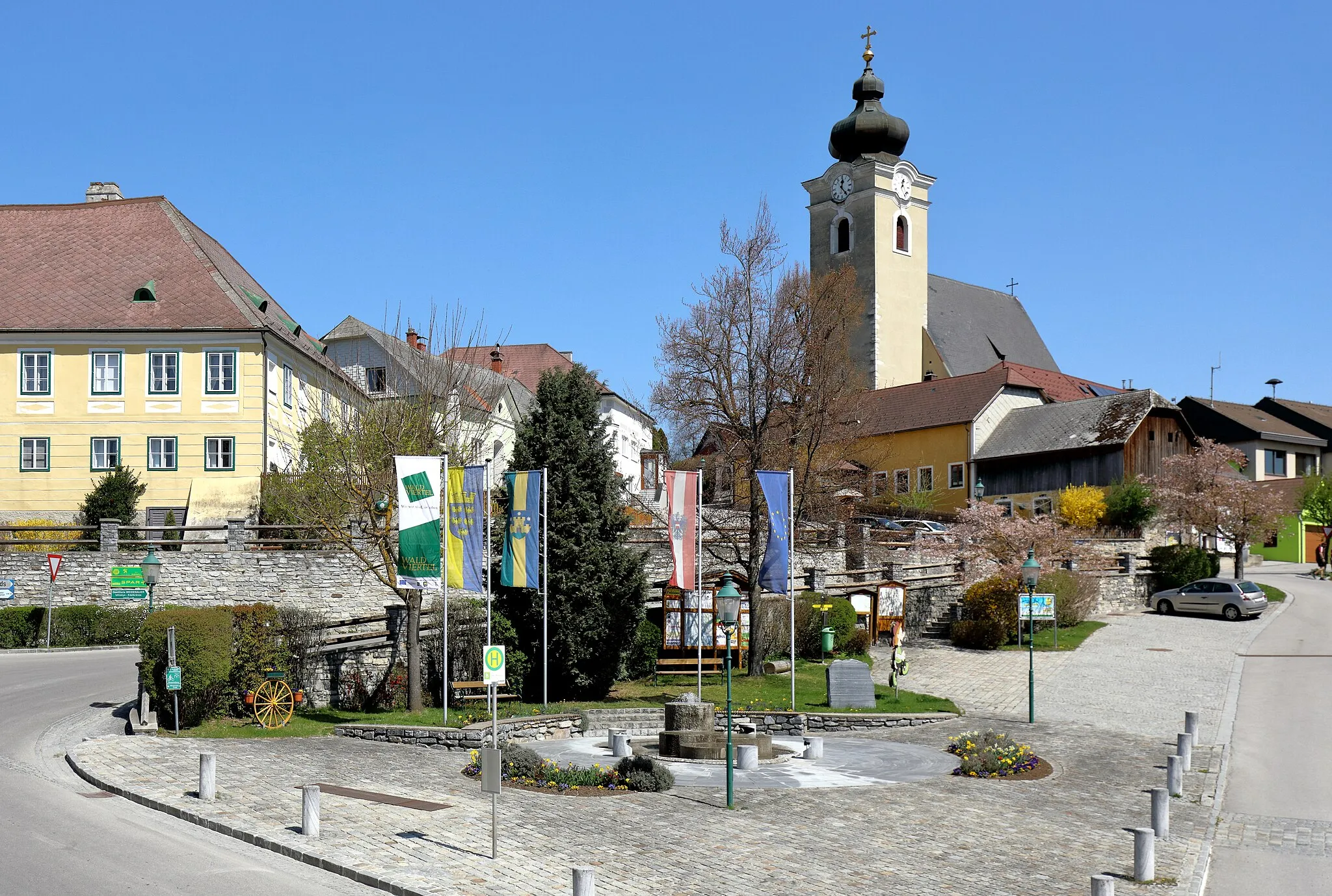 Photo showing: Südwestansicht des Zentrums bzw. des Marktplatzes von Kottes, ein Ortsteil und der Hauptort der niederösterreichischen Marktgemeinde Kottes-Purk. Im Hintergrund die weithin sichtbare röm.-kath. Pfarrkirche Mariä Himmelfahrt.