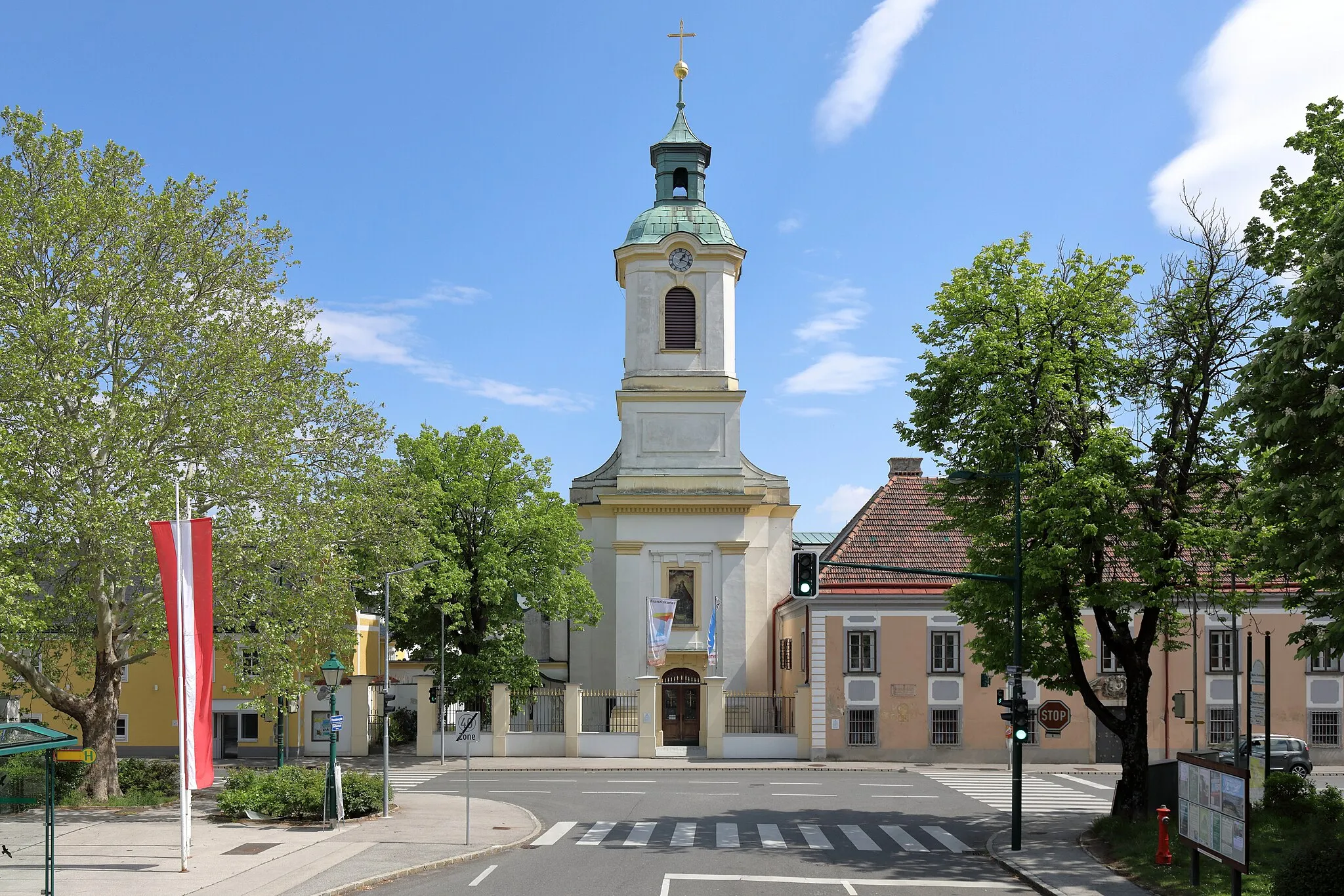 Photo showing: Westansicht der Franziskanerkloster-, Wallfahrts- und ehemalige Pfarrkirche hll. Maria Magdalena und Maria in der niederösterreichischen Marktgemeinde Maria Enzersdorf. 1454 erfolgte die Gründung des Klosters. Klostergebäude und Kirche waren 1472 vollendet, bei beiden Türkenbelagerungen (1529, 1683) jeweils zerstört. Von 1727 bis 1729 erfolgte Wiedererrichtung und Erweiterung. Eine weitere Erweiterung fand unter Richard Jordan von 1907 bis 1909 statt. Nachdem die Kirche 1784 eine Pfarrkirche wurde (bis 2014), ersetzte man 1788 den Dachreiter durch einen 38 m hohen Kirchturm.