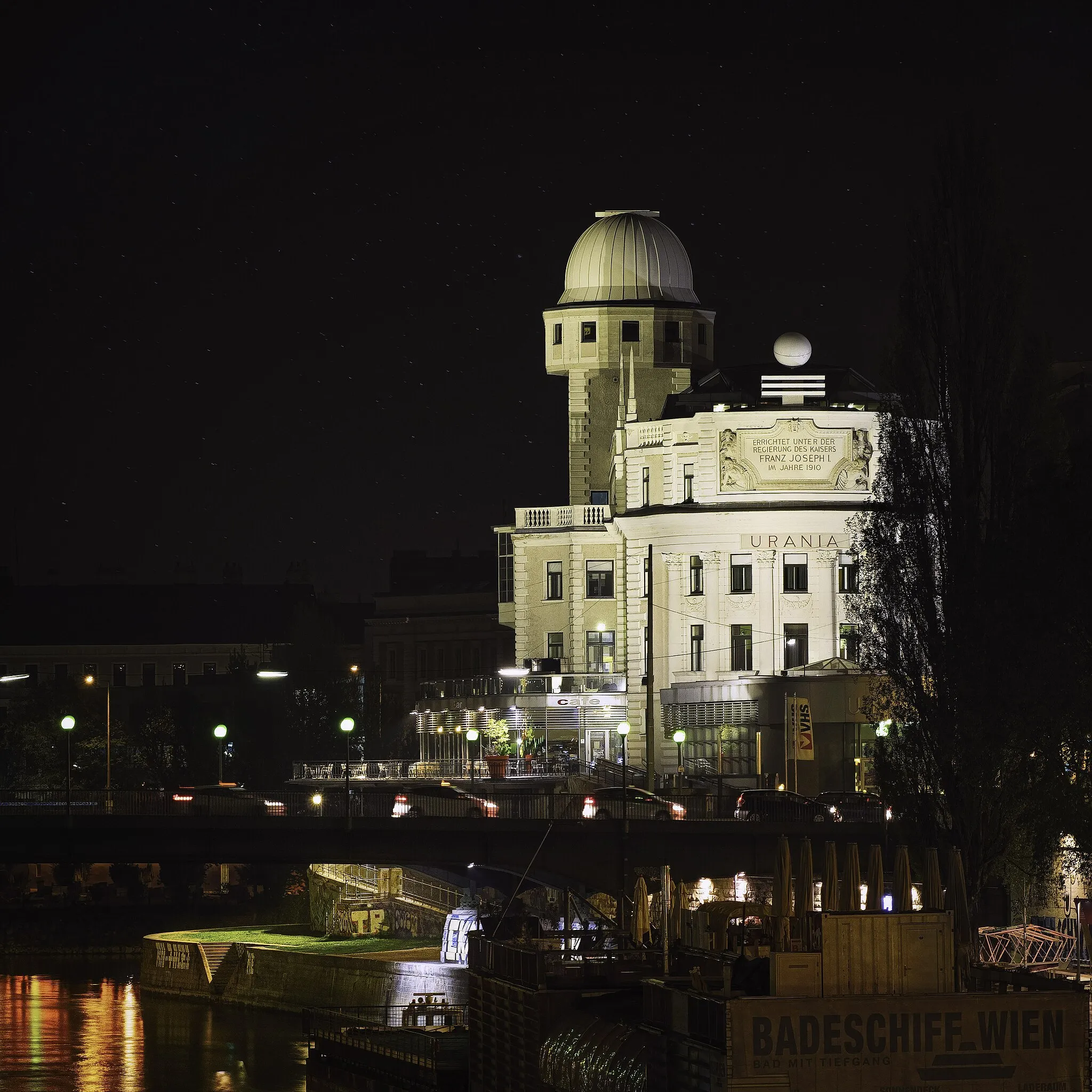 Photo showing: Urania (Vienna) at night