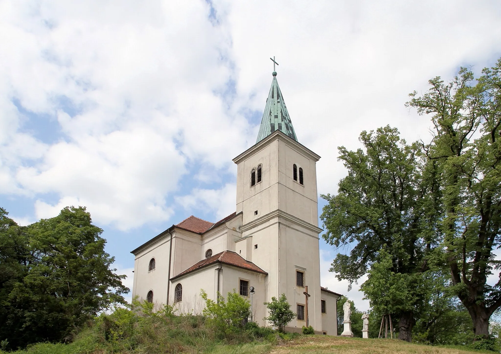Photo showing: South view of the parish church Karnabrunn in Großrußbach, Lower Austria.