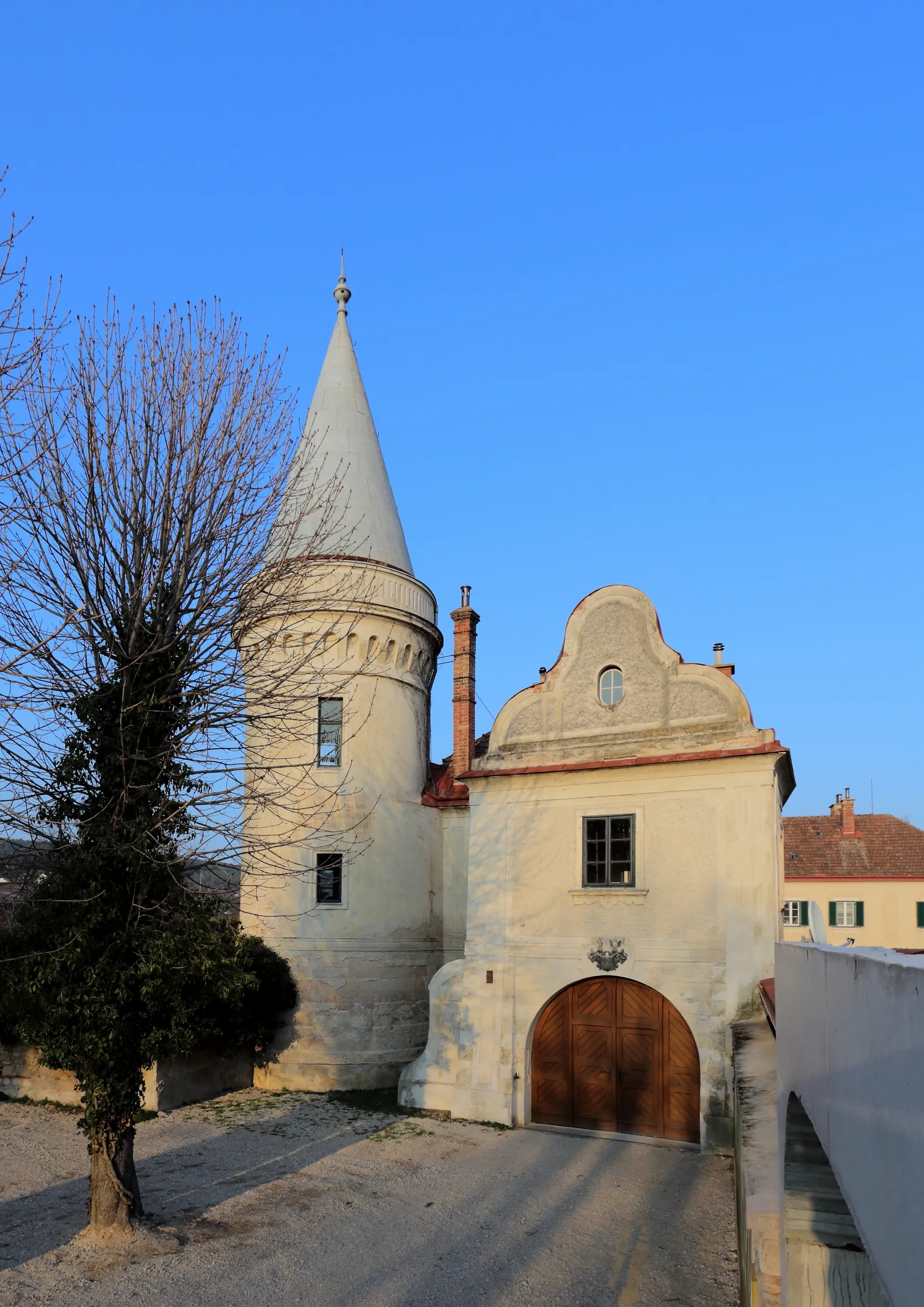 Photo showing: Portal mit Torturm des Schlosses in Brunn an der Schneebergbahn, ein Ortsteil der niederösterreichischen Marktgemeinde Bad Fischau-Brunn.