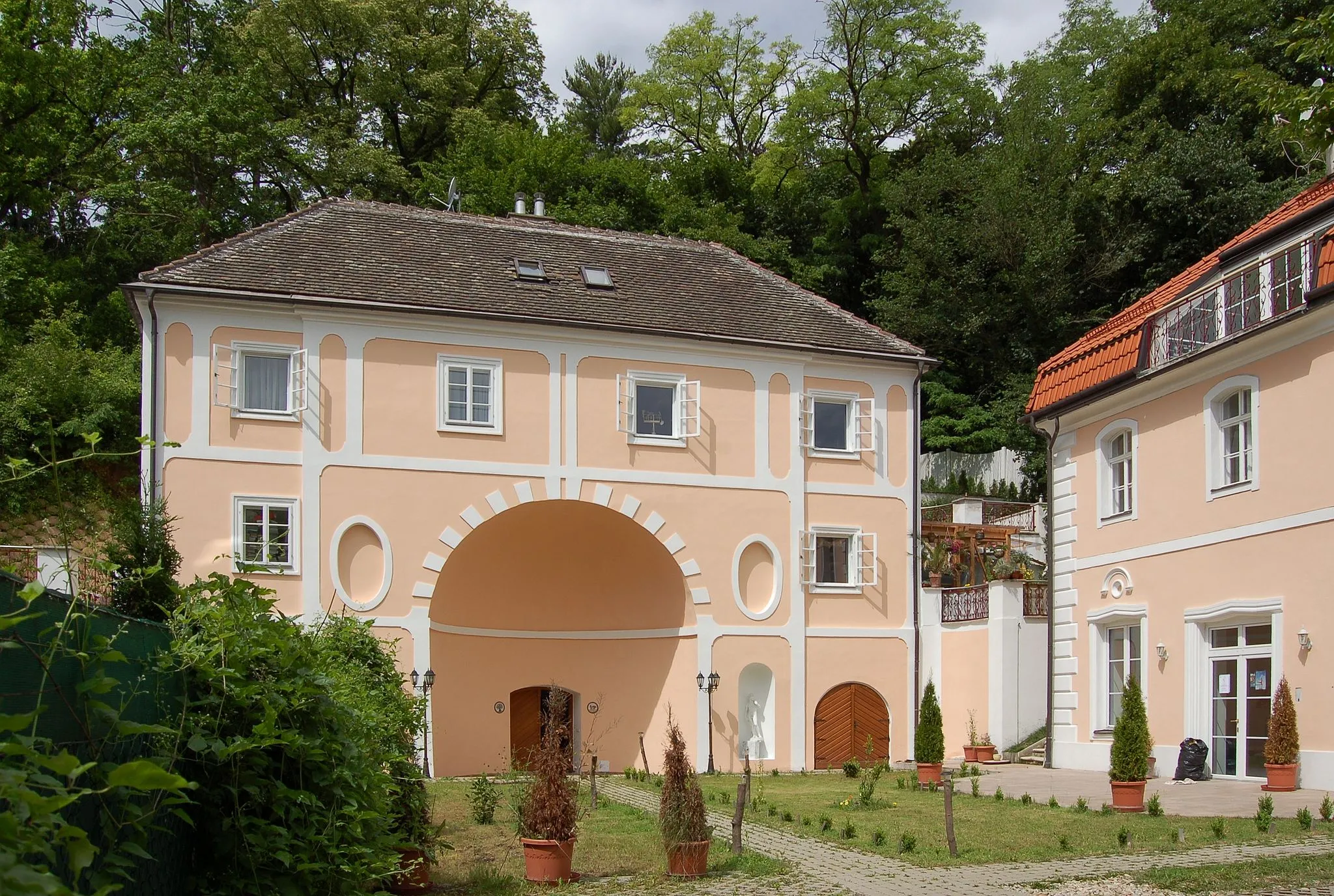 Photo showing: Die Schwarzenbergsche Meierei befindet sich unterhalb des Schloss Neuwaldegg in Wien-Hernals(Dornbacher Straße 137) und besteht aus mehreren freistehenden Wirtschaftsgebäuden und einem Wohnhais mit Weinkeller. Die Meierei entstand im ersten Viertel des 18. Jahrhunderts.

This media shows the protected monument with the number 41679 in Austria. (Commons, de, Wikidata)