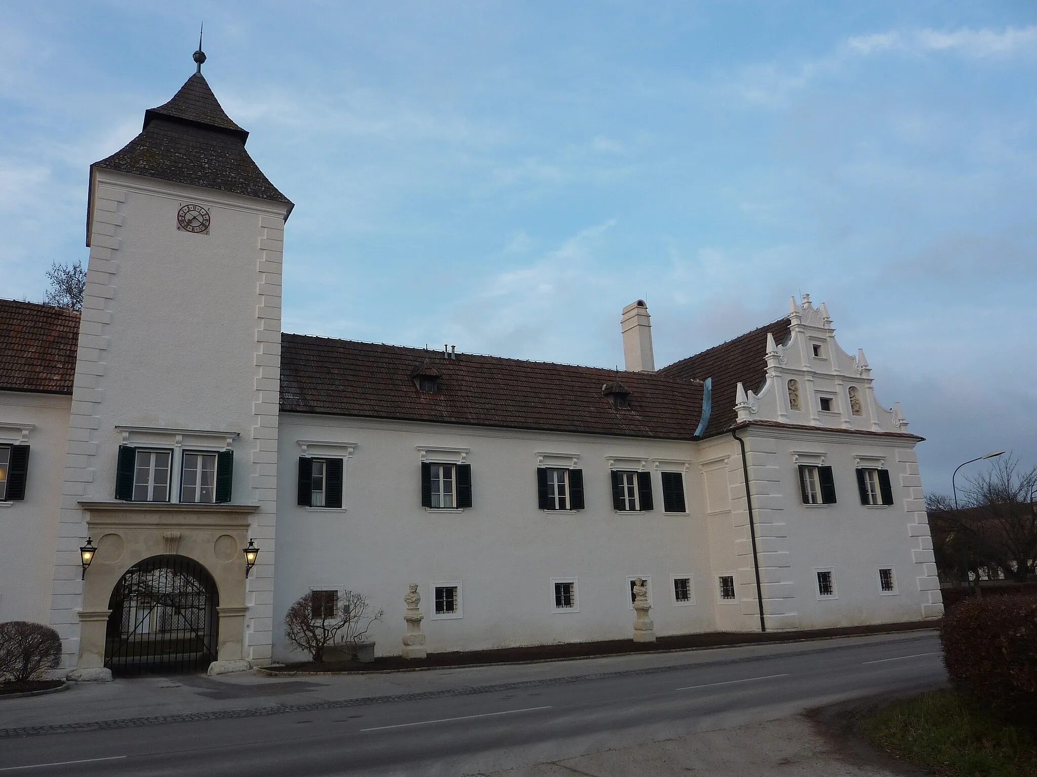 Photo showing: Neuaigen, Tulln, Niederösterreich - Schloss

This media shows the protected monument with the number 32982 in Austria. (Commons, de, Wikidata)