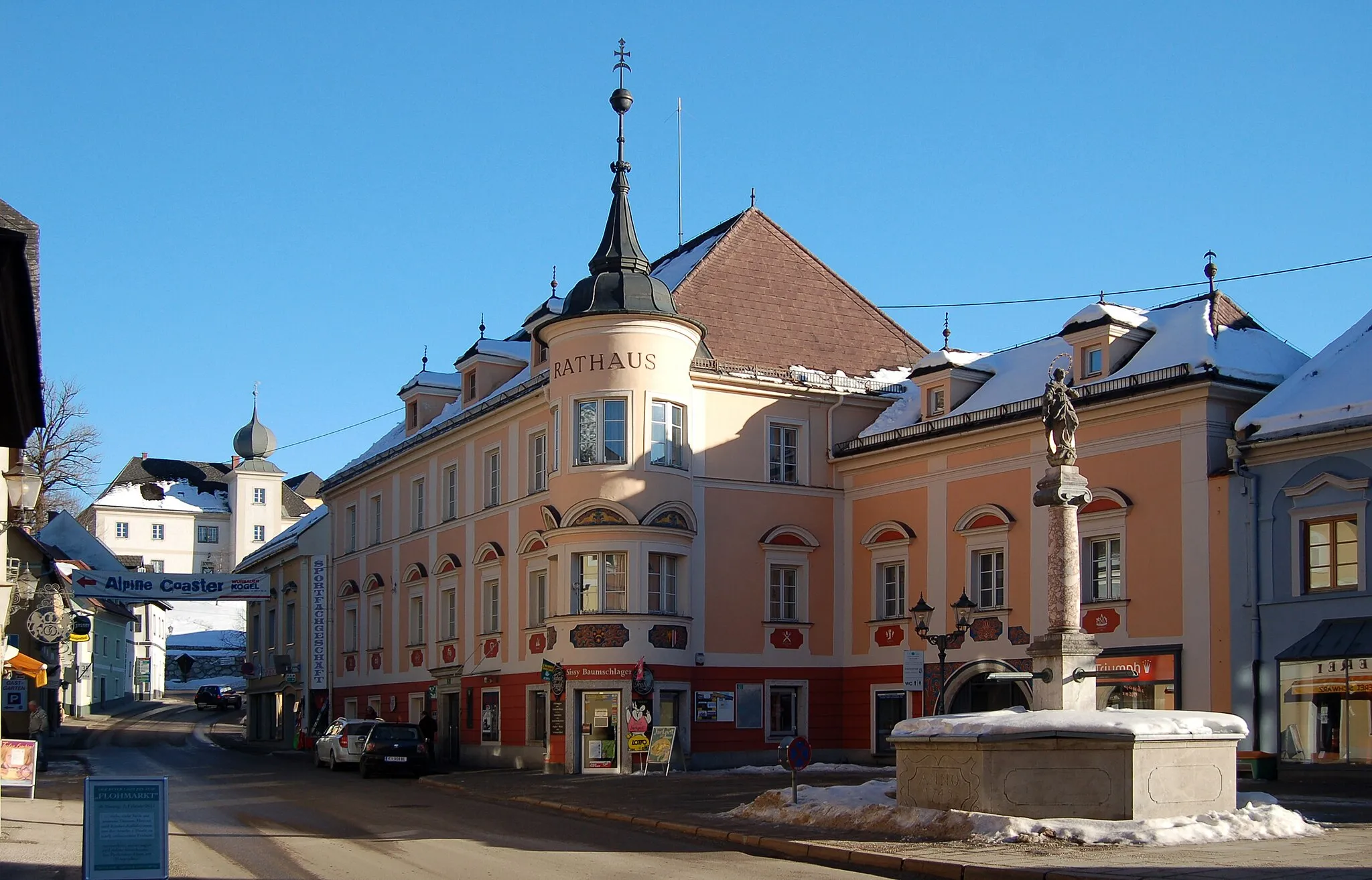 Photo showing: The town hall (Rüstlehen) of Windischgarsten, Upper Austria, is protected as a cultural heritage monument. in the foreground the Marktbrunnen, in the left background the rectory.