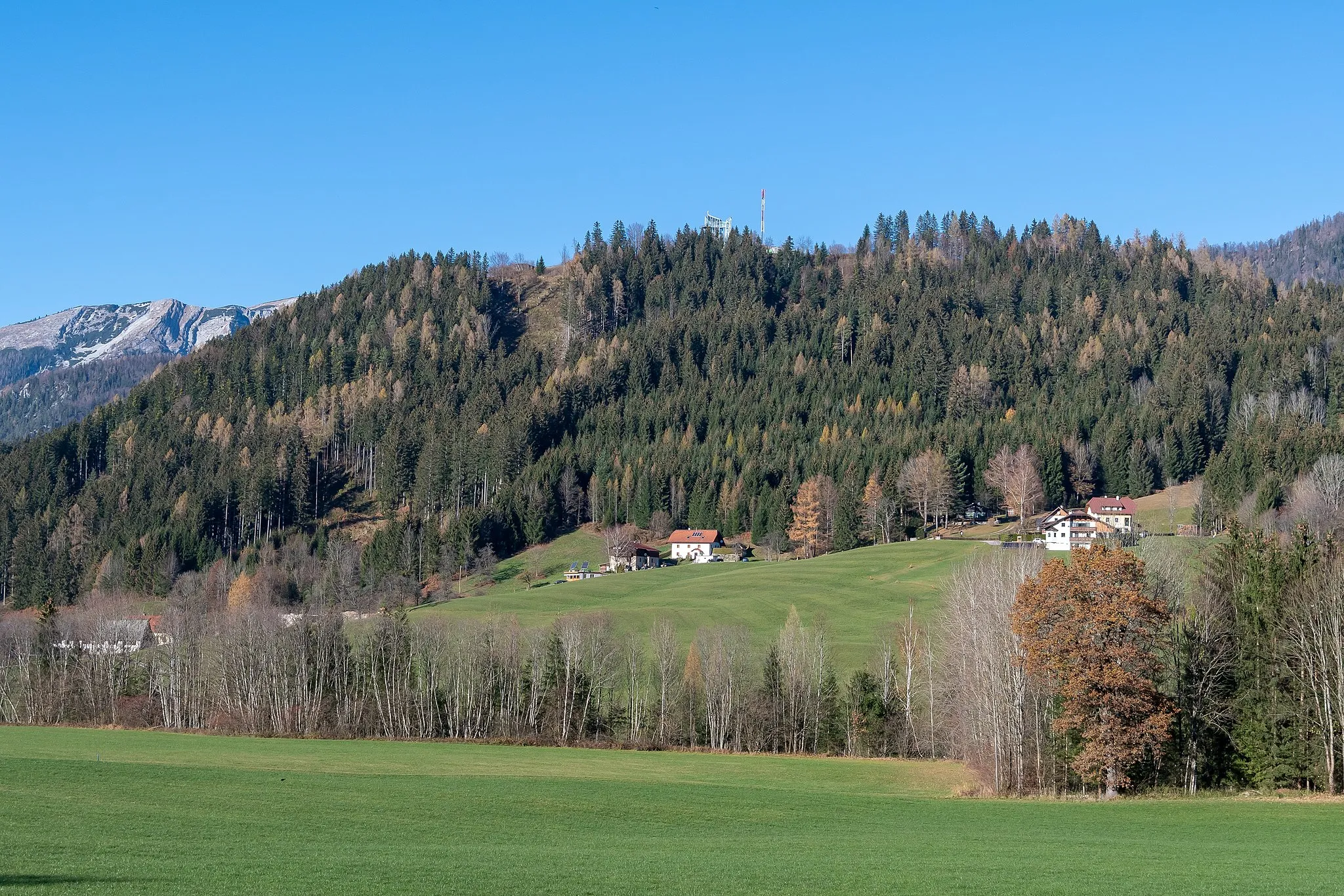 Photo showing: Wurbauerkogel, a small mountain in Windischgarsten, Upper Austria with an observation tower on the top