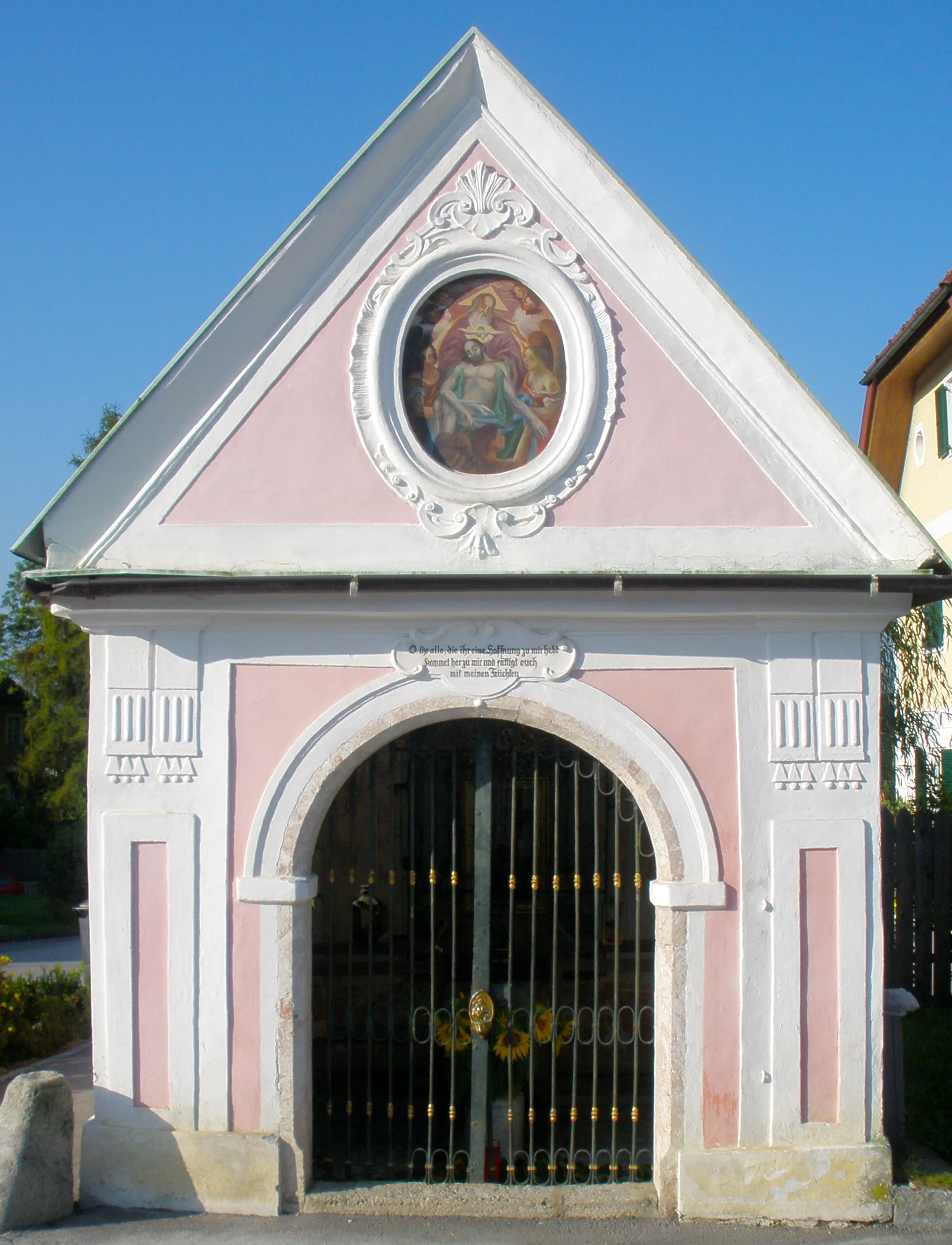 Photo showing: Die barocke Brunnenwegkapelle befindet sich gegenüber dem sogenannten "Heiligen Brünndl" und weist außen wie auch im Inneren der Kapelle schöne schmiedeeiserne Gitter auf.