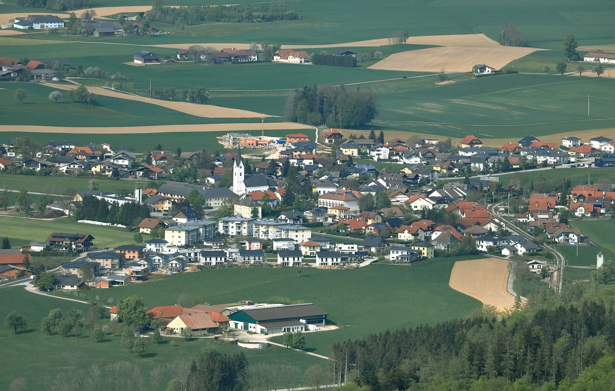 Photo showing: Südsüdwestansicht der oberösterreichischen Gemeinde Gschwandt bzw. Blick vom Grünberg auf Gschwandt bei Gmunden.