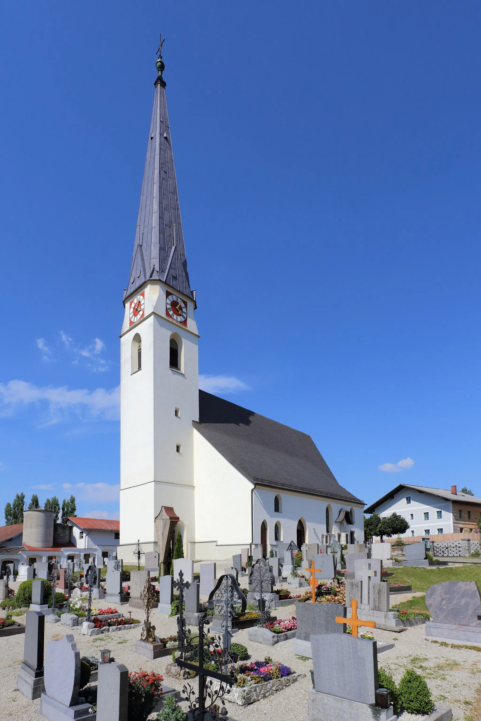 Photo showing: Katholische Pfarrkirche hl. Laurentius in der oberösterreichischen Gemeinde Pattigham. Ein spätgotischer einschiffiger Sakralbau mit einem eingezogenen dreijochigen Chor. Der barocke Hochaltar stammt aus der Werkstätte von Thomas Schwanthaler. Dieser wurde ursprünglich für die Wallfahrtskirche Sankt Thomas um 1665/70 errichtet und im Zuge der Josephinischen Reformen um 1787 in die Laurentiuskirche übertragen.