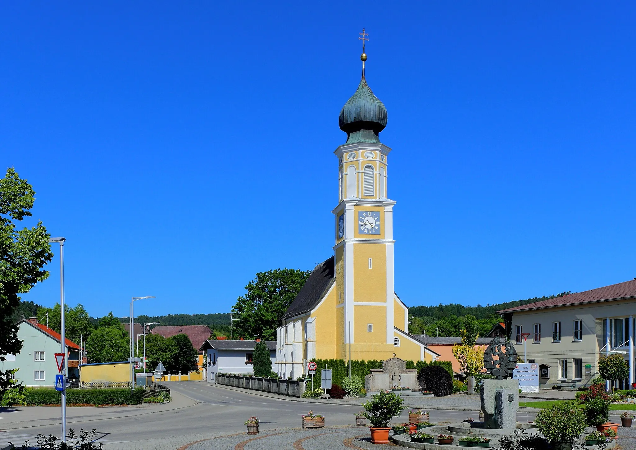 Photo showing: Westansicht des Dorfplatzes mit der katholischen Pfarrkirche hl. Jakob der oberösterreichischen Gemeinde Schalchen.