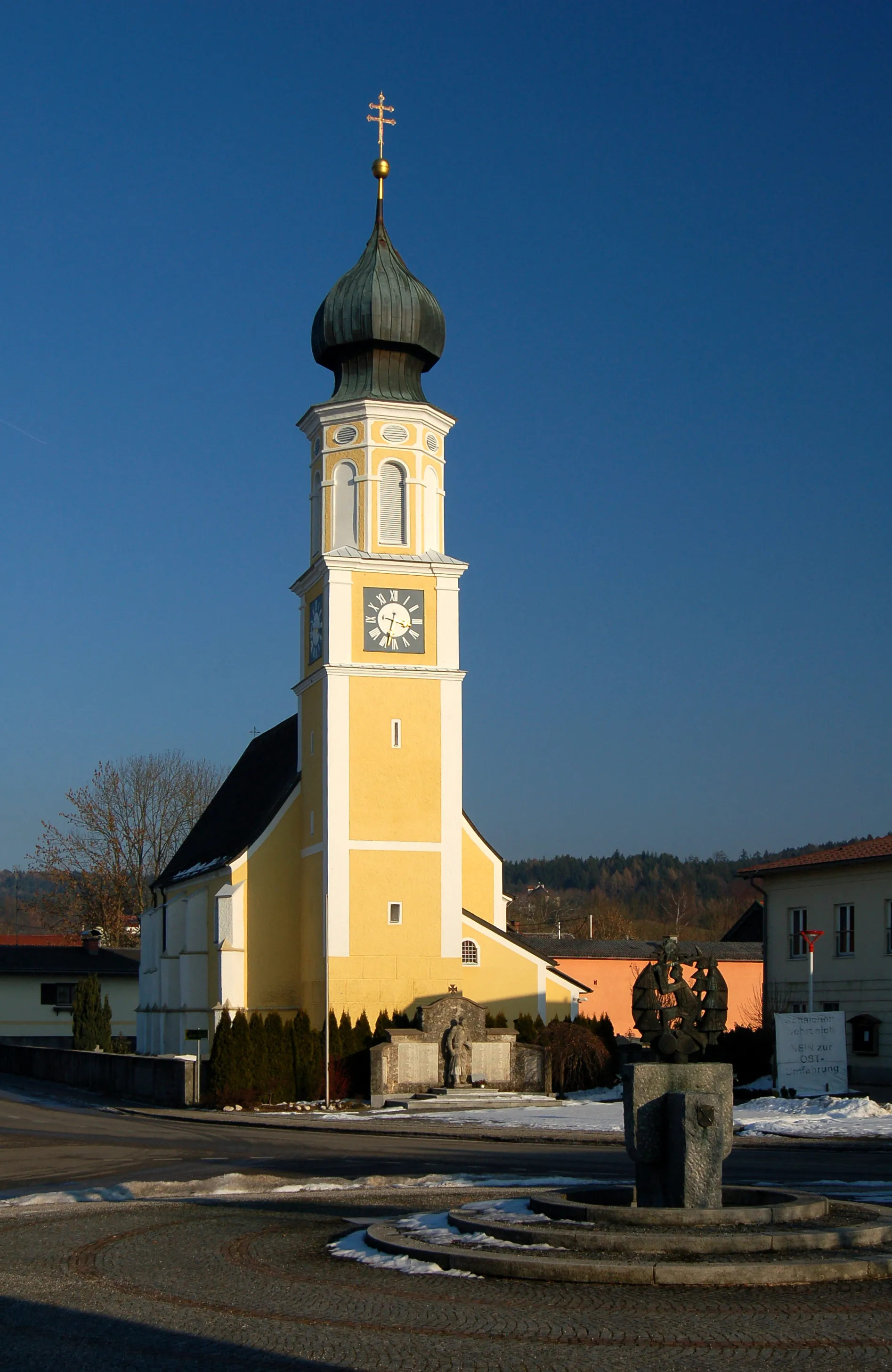 Photo showing: Parish church St. Jakobus d.Ä. (Saint James the Greater) in Schalchen, Upper Austria. In the foreground the new well, built in 1981.