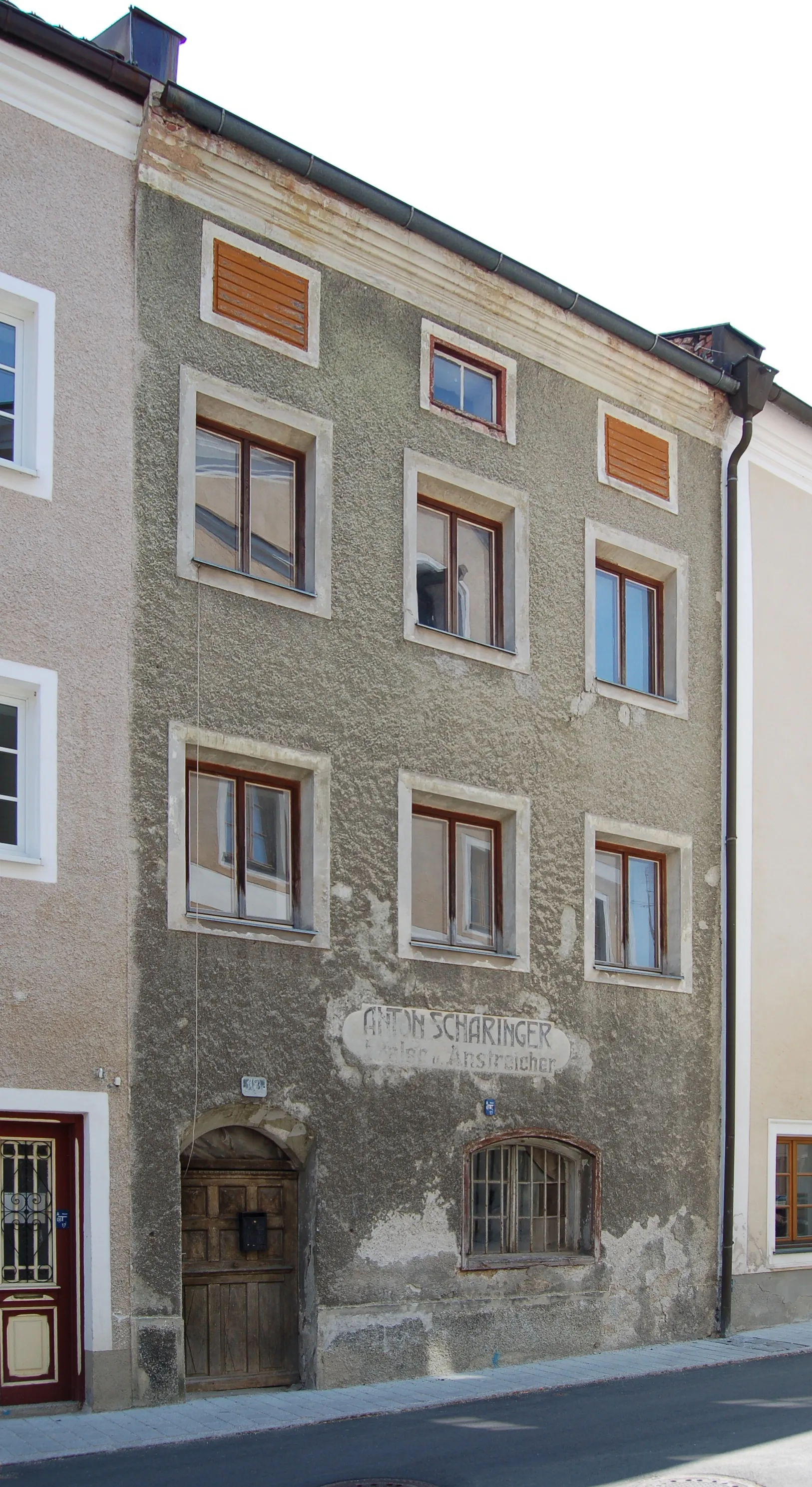Photo showing: Das Wohnhaus in der Lederergasse Nr. 13 in Braunau am Inn (Oberösterreich).

This media shows the protected monument with the number 68914 in Austria. (Commons, de, Wikidata)
