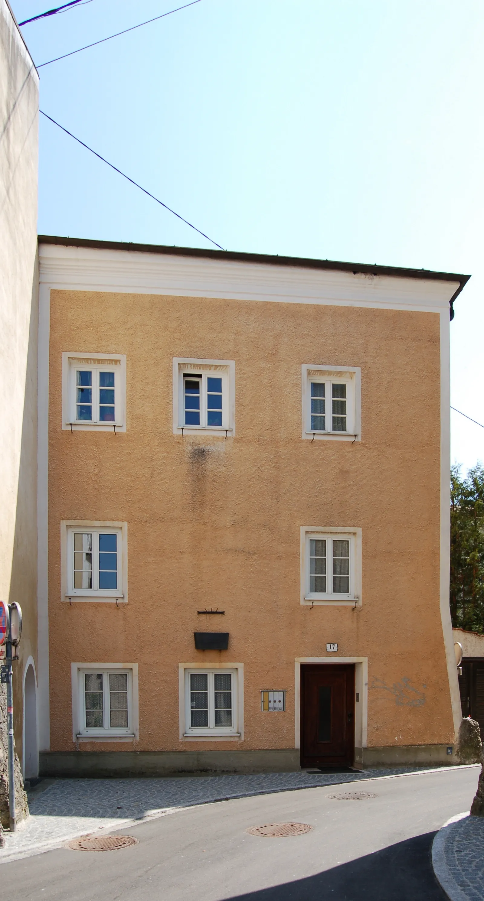 Photo showing: Das Wohnhaus in der Lederergasse Nr. 15 in Braunau am Inn (Oberösterreich).

This media shows the protected monument with the number 68916 in Austria. (Commons, de, Wikidata)