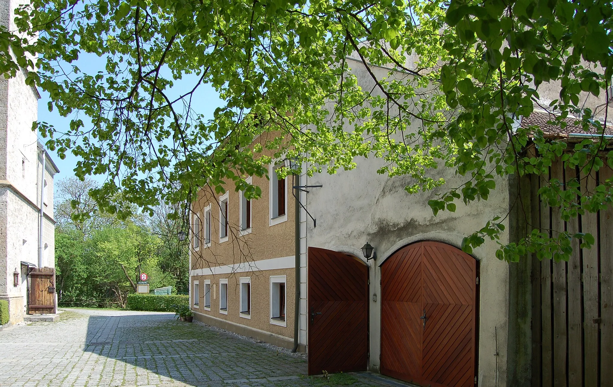 Photo showing: Das Mesnerhaus der Filialkirche hl. Valentin in Haselbach 9 in Braunau am Inn (Oberösterreich).

This media shows the protected monument with the number 116252 in Austria. (Commons, de, Wikidata)