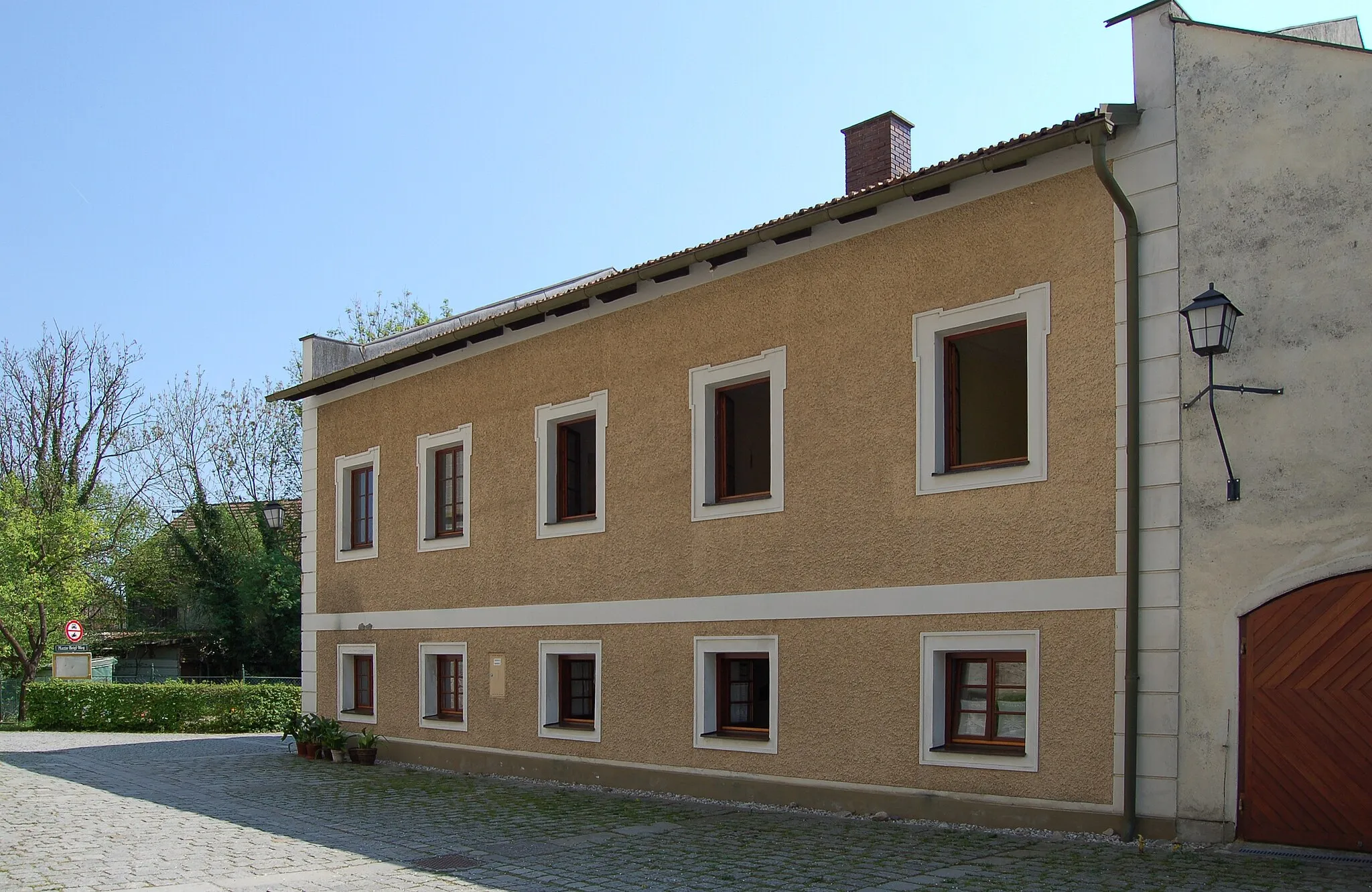 Photo showing: Das Mesnerhaus der Filialkirche hl. Valentin in Haselbach 9 in Braunau am Inn (Oberösterreich).

This media shows the protected monument with the number 116252 in Austria. (Commons, de, Wikidata)