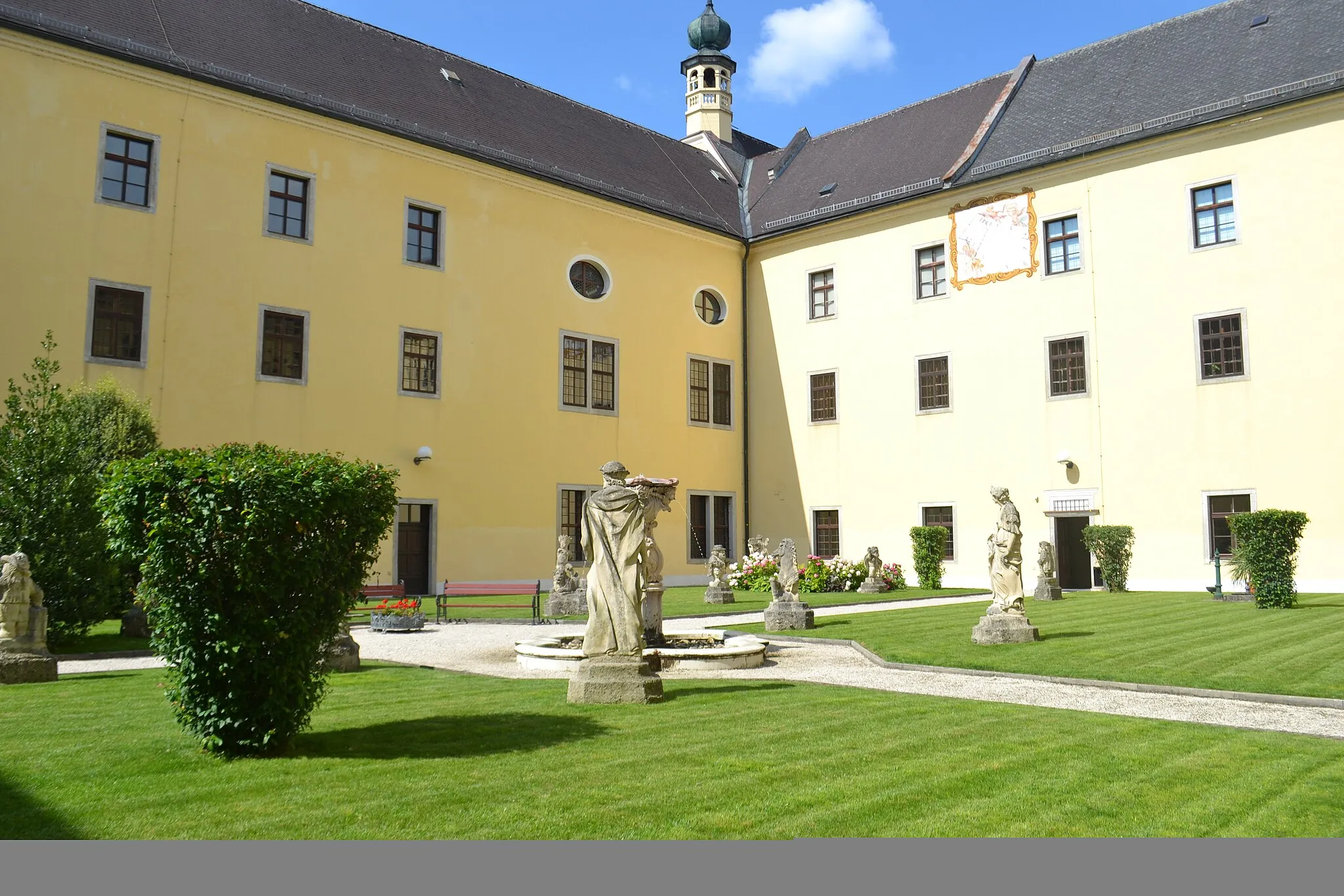Photo showing: Garten mit Skulpturen und Sonnenuhr
