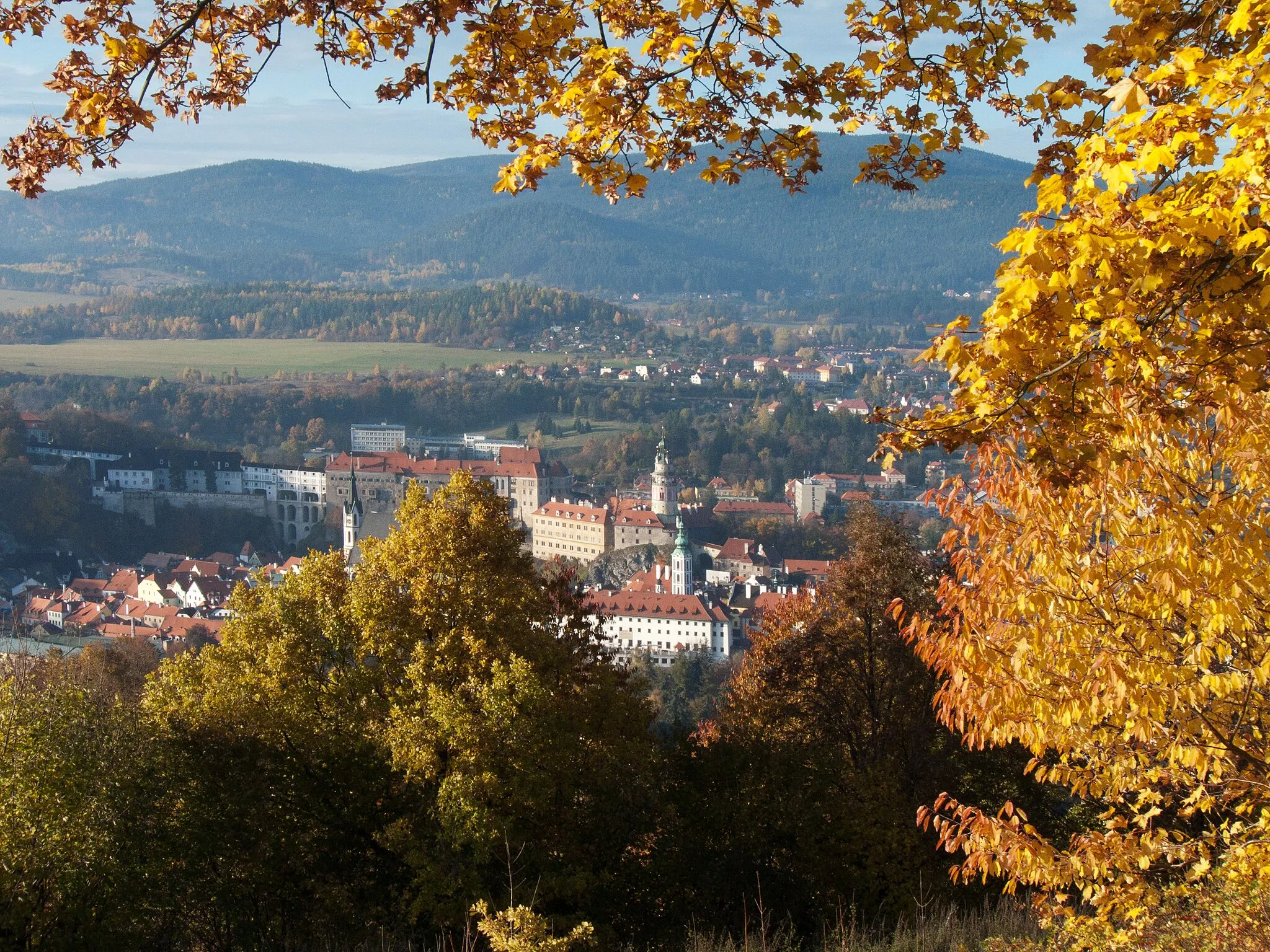 Photo showing: View of the town of Český Krumlov, South Bohemian Region, Czech Republic, from the Chapel of the Exaltation of the Holy Cross