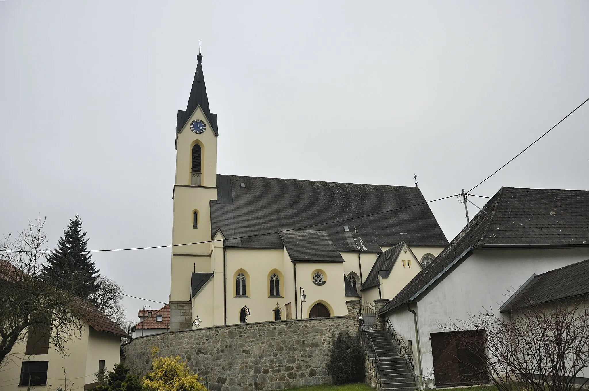 Photo showing: Kath. Pfarrkirche hl. Stephan mit Friedhof
