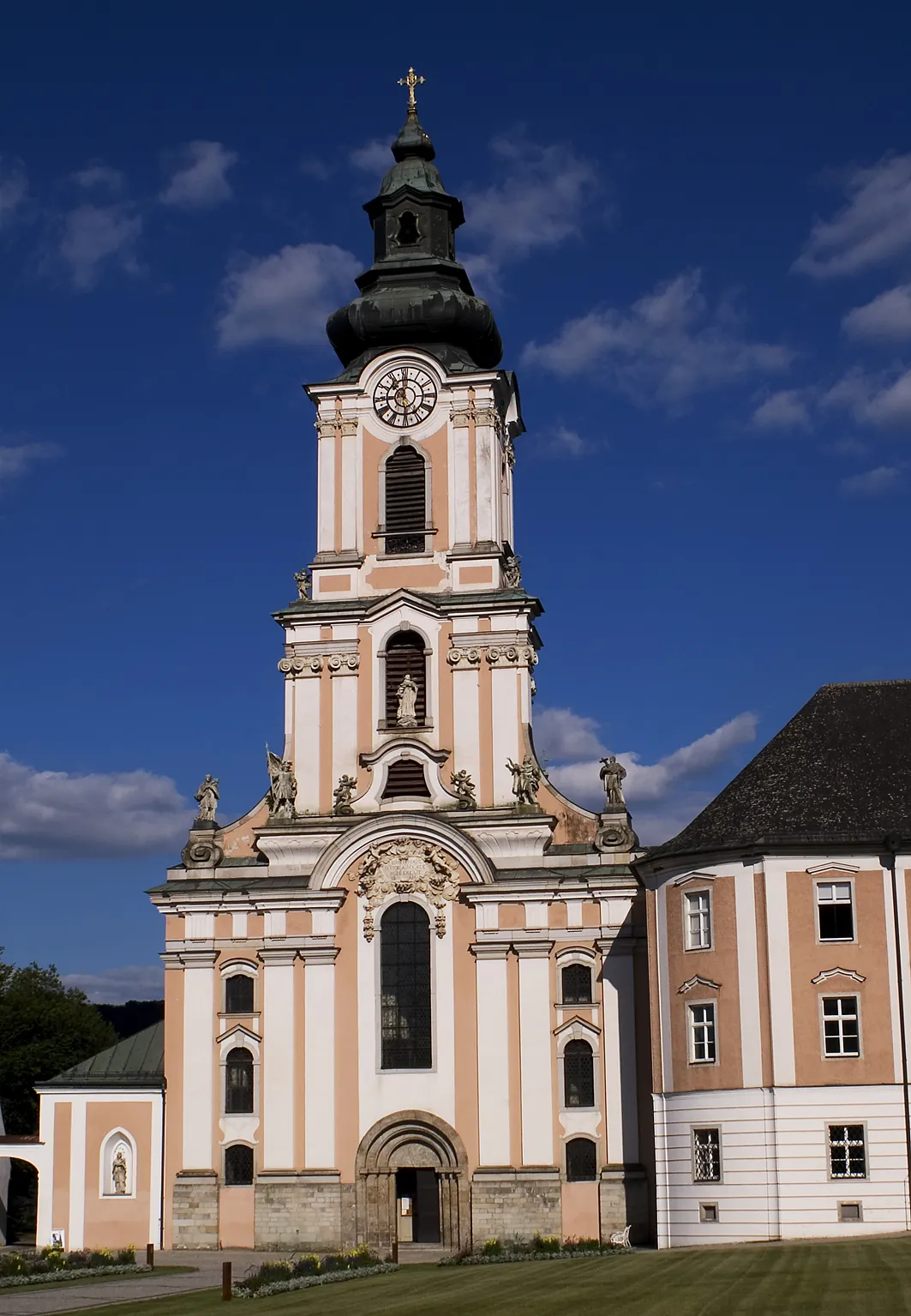 Photo showing: Fassade der de:Stift Wilhering