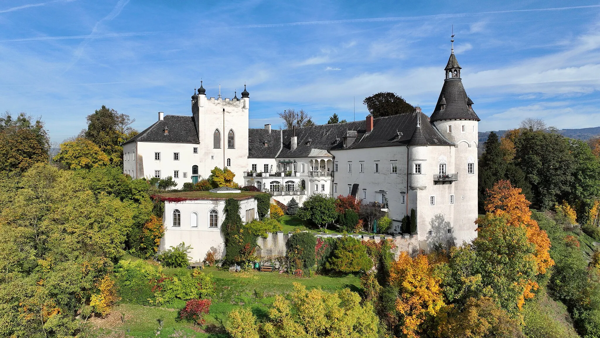 Photo showing: South view of Ottensheim Castle.