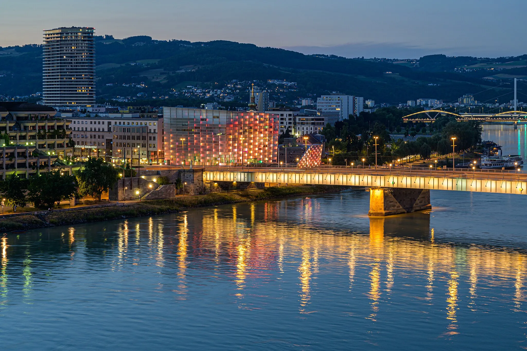 Photo showing: The Ars Electronica Center opened in 1996. Visitors can interact with the exhibits of various art, science and technology directions.