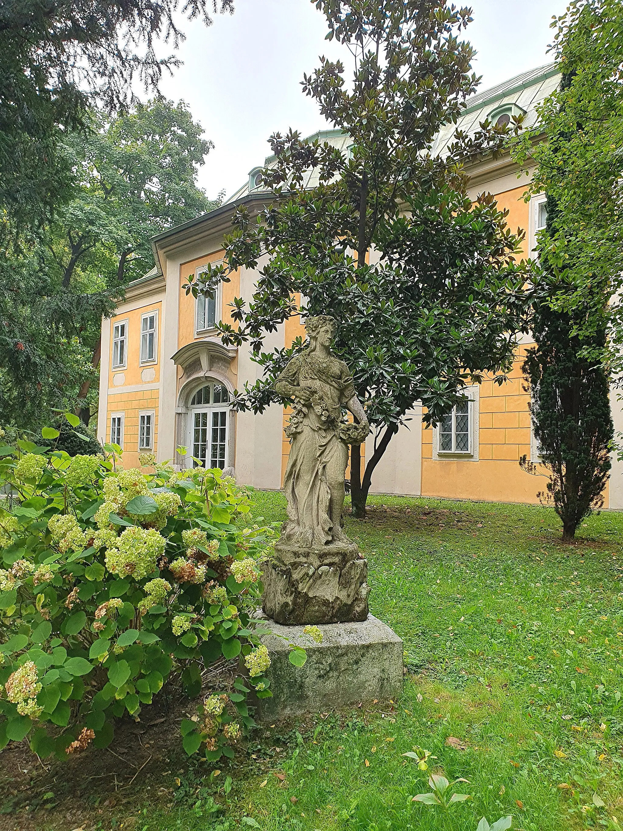 Photo showing: Photowalk through Linz during WikiCon 2023: Bergschlößlpark (Linz) - Skulptur "Flora'" am Schloß Bergschlößl