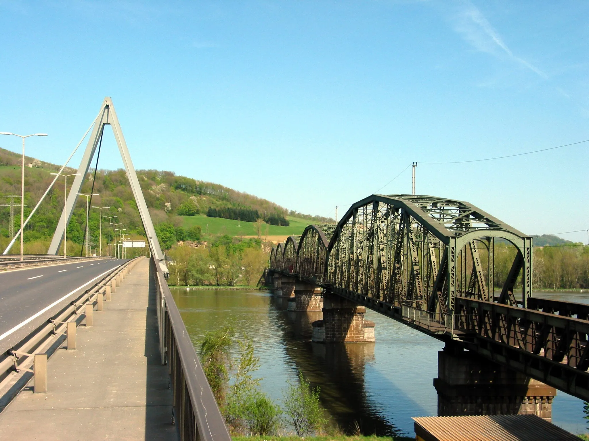 Photo showing: Straßen- und Eisenbahnbrücke über die Donau bei Steyregg