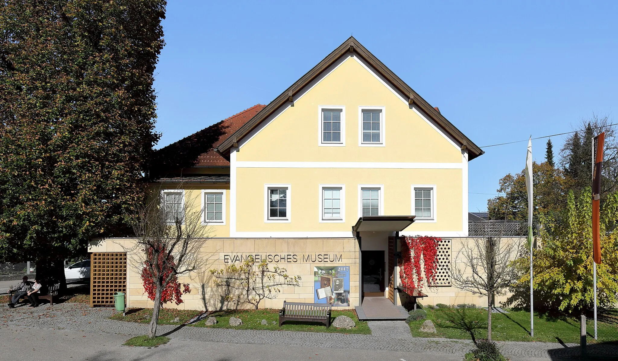 Photo showing: Das Evangelische Museum Oberösterreich in Rutzenmoos, ein Ortsteil der oberösterreichischen Marktgemeinde Regau. Das Museum in der ehemaligen evangelischen Volksschule wurde am 16. September 2000 eröffnet und präsentiert in 13 Räumen auf drei Etagen die Geschichte der evangelischen Christen in Oberösterreich.