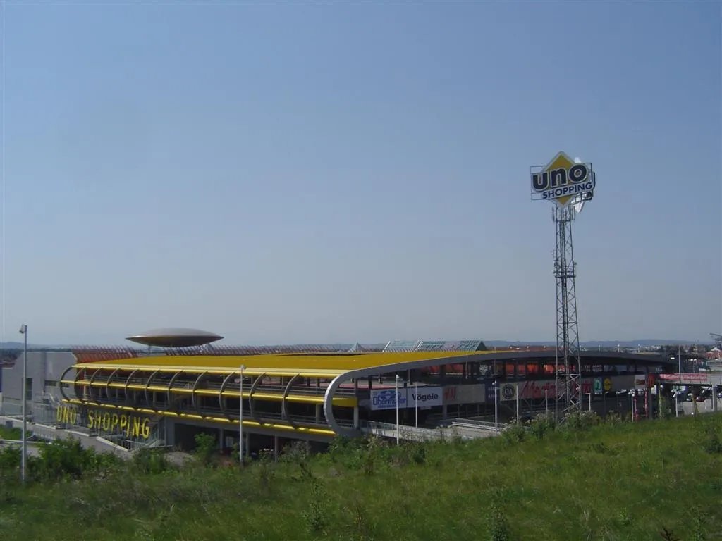 Photo showing: UNO Shopping parking garage and advertising tower; Leonding, Upper Austria